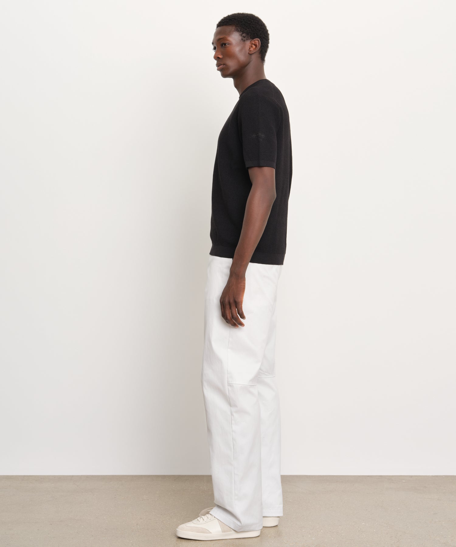 Il modello è alto 189 cm e indossa una taglia 3 in NERO.