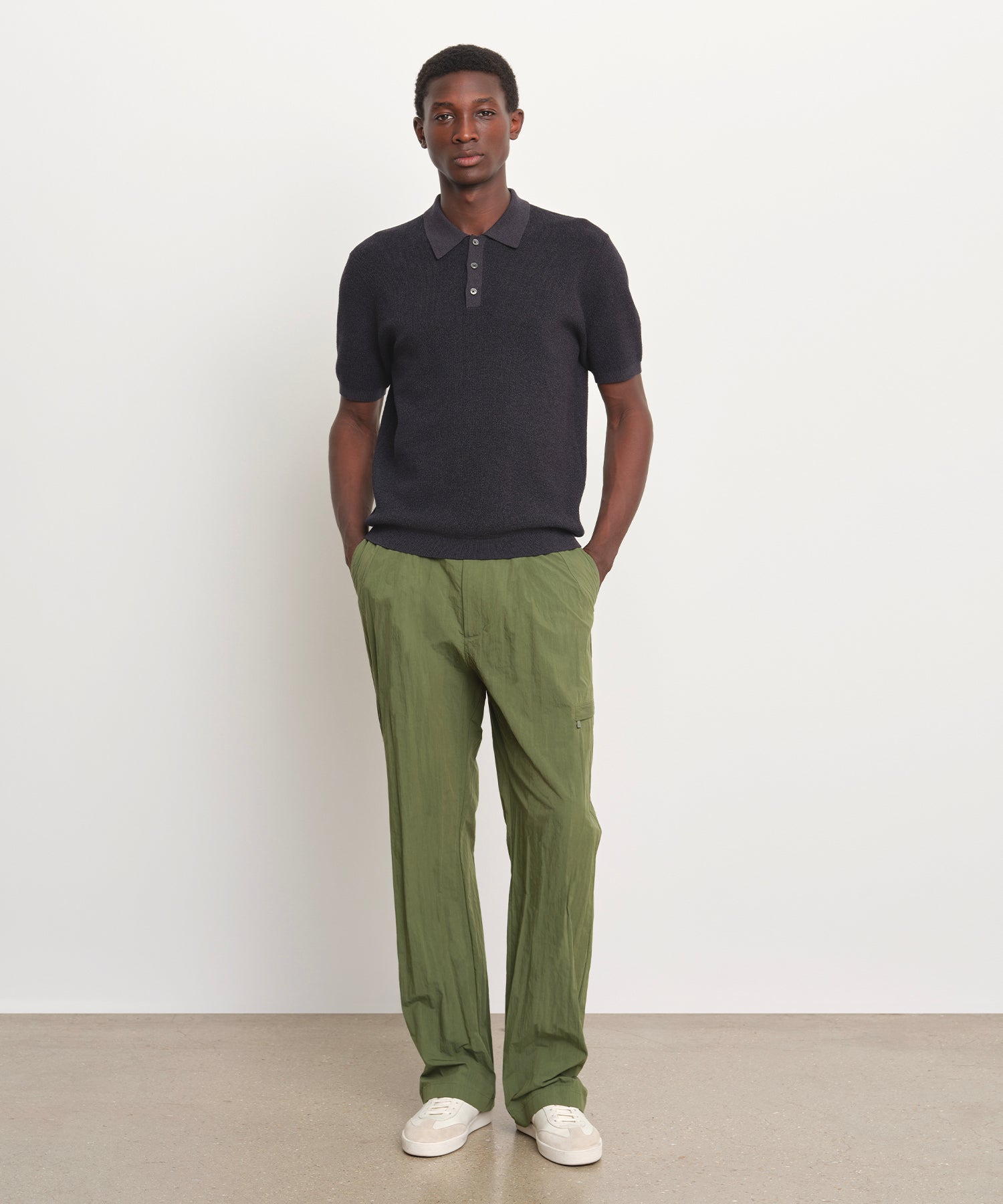 The model is 189 cm tall and is wearing a size 3 in DARK NAVY.