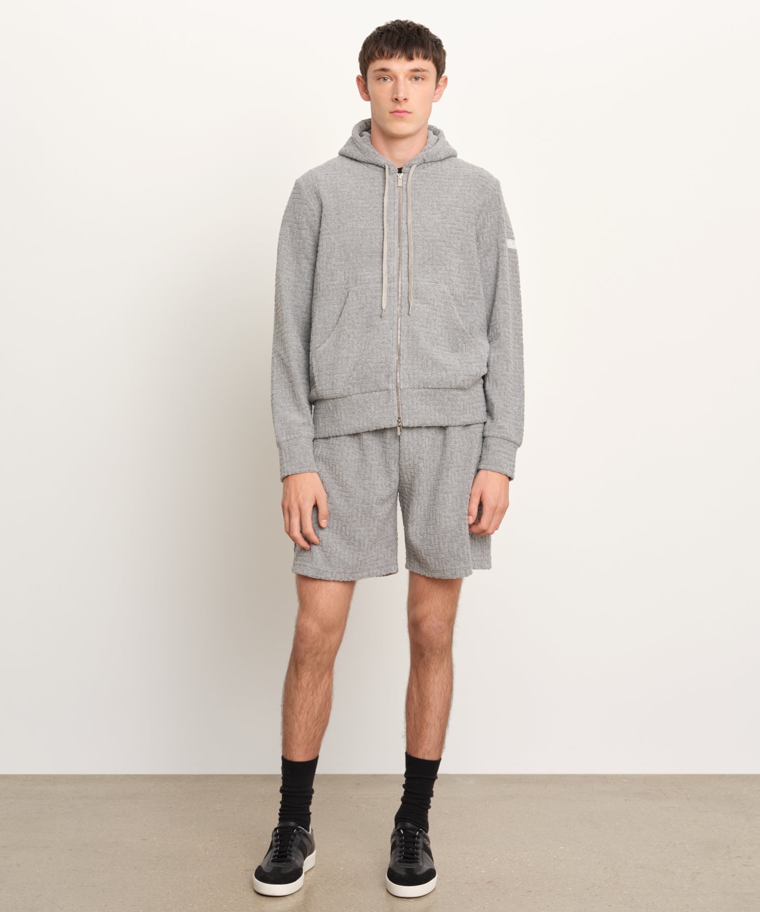 The model is 189 cm tall and is wearing a size 3 in LIGHT GRAY.