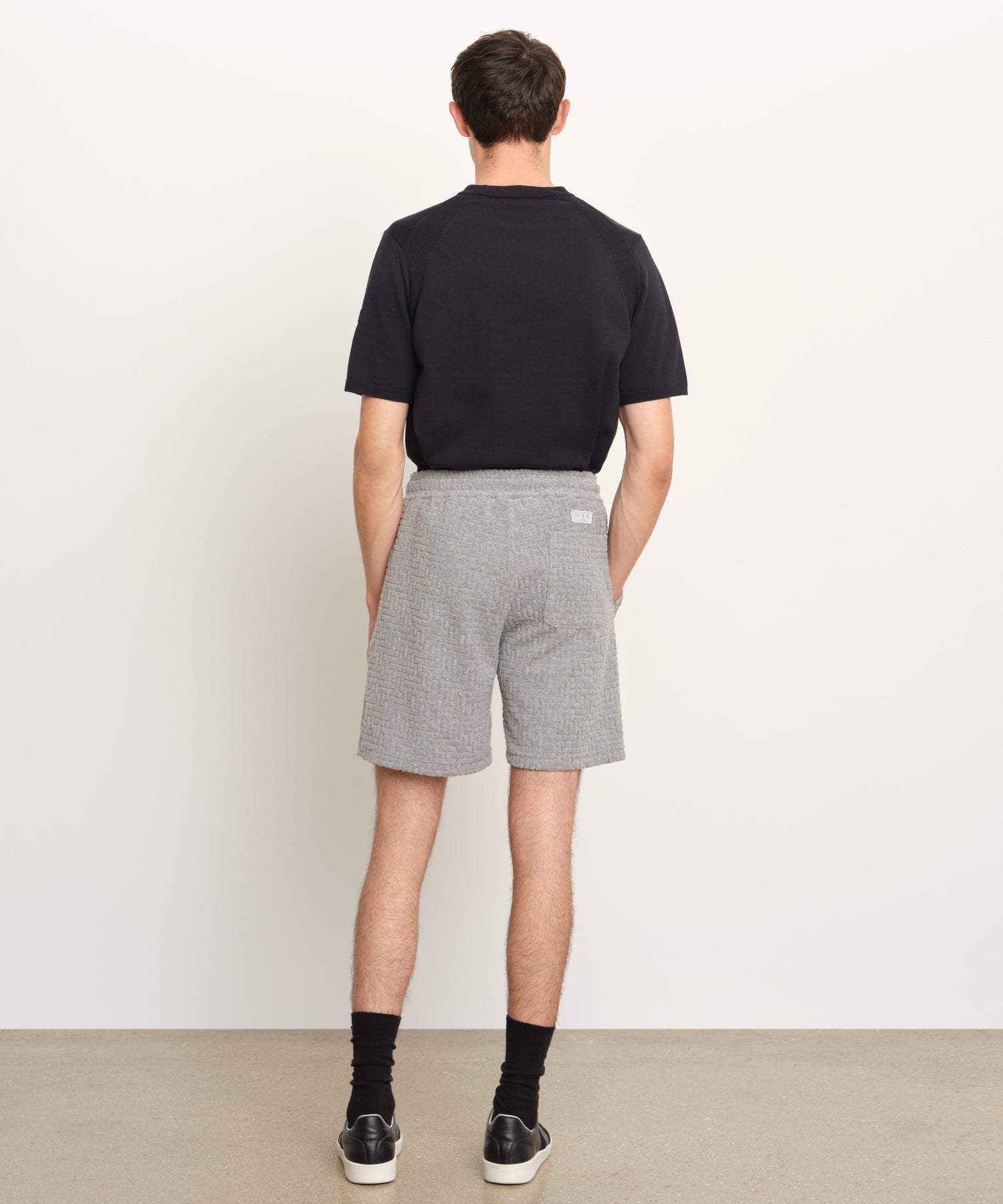 Il modello è alto 189 cm e indossa una taglia 3 in GRIGIO CHIARO.