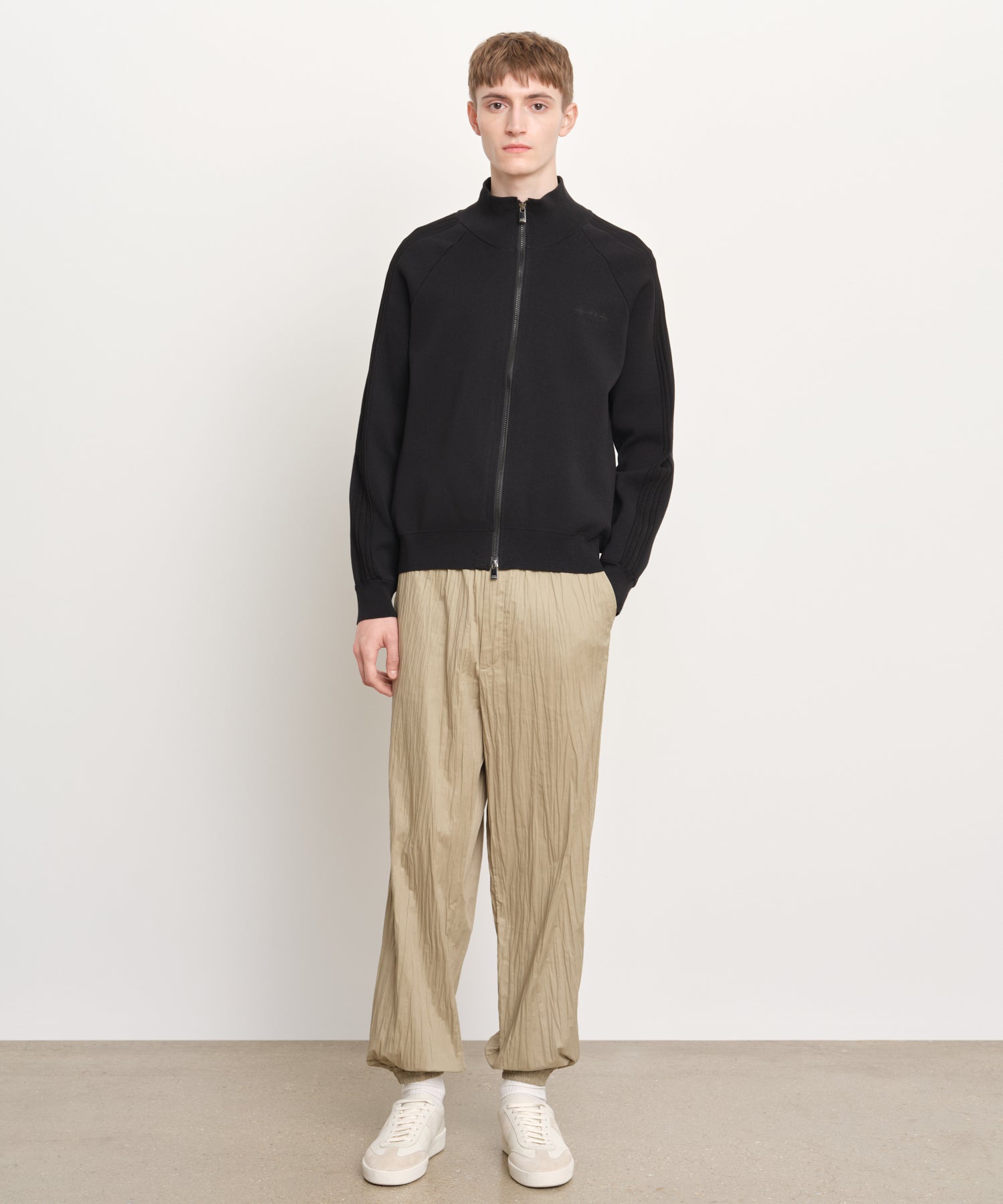 Il modello è alto 189 cm e indossa una taglia 3 in NERO.