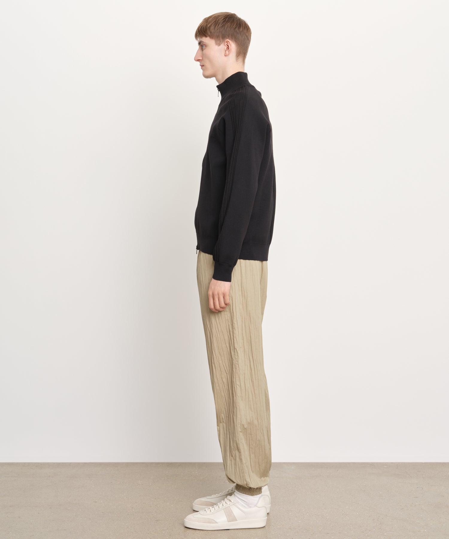 Il modello è alto 189 cm e indossa una taglia 3 in NERO.
