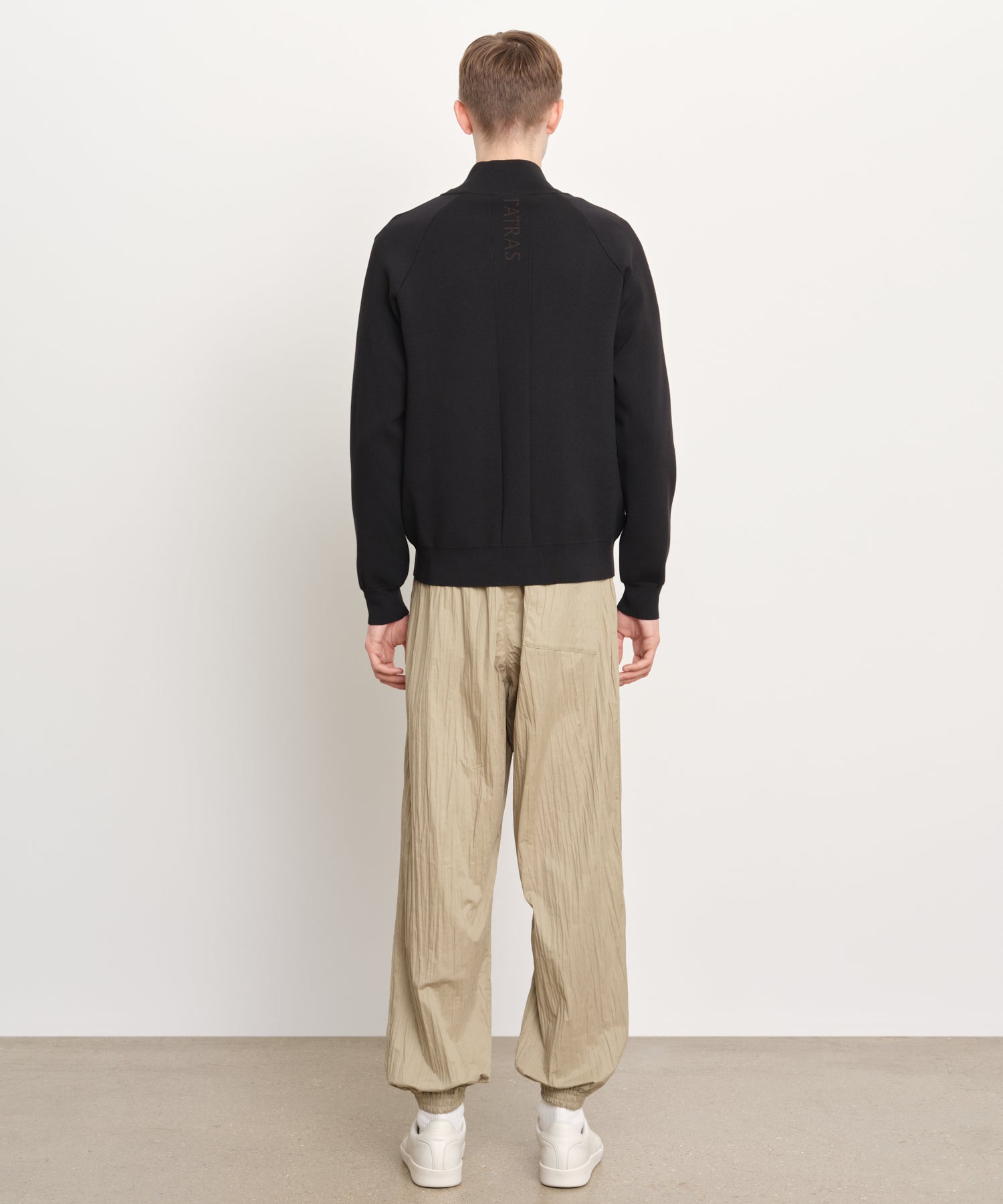 Il modello è alto 189 cm e indossa una taglia 3 in NERO.