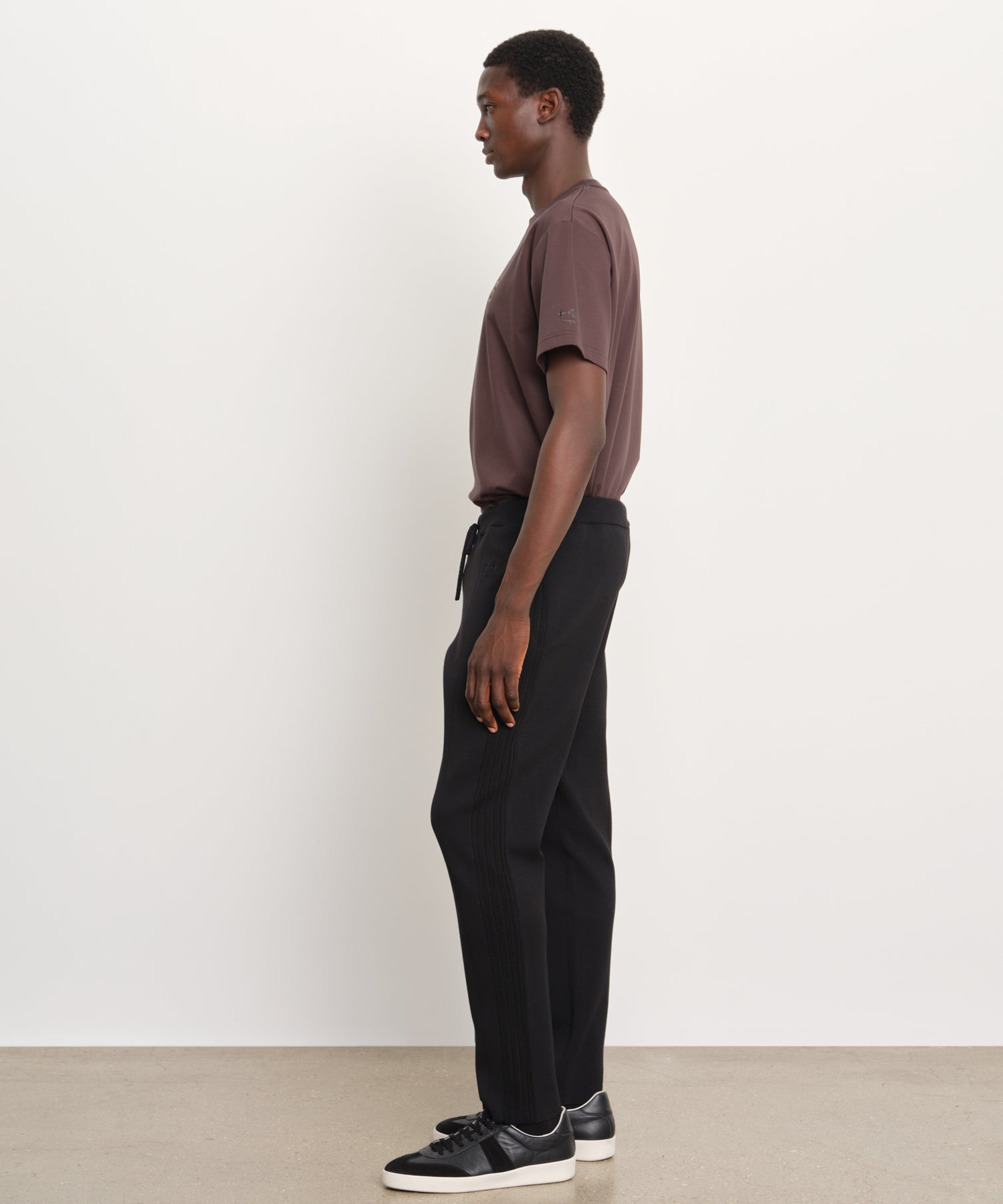 The model is 189 cm tall and is wearing a size 3 in BLACK.