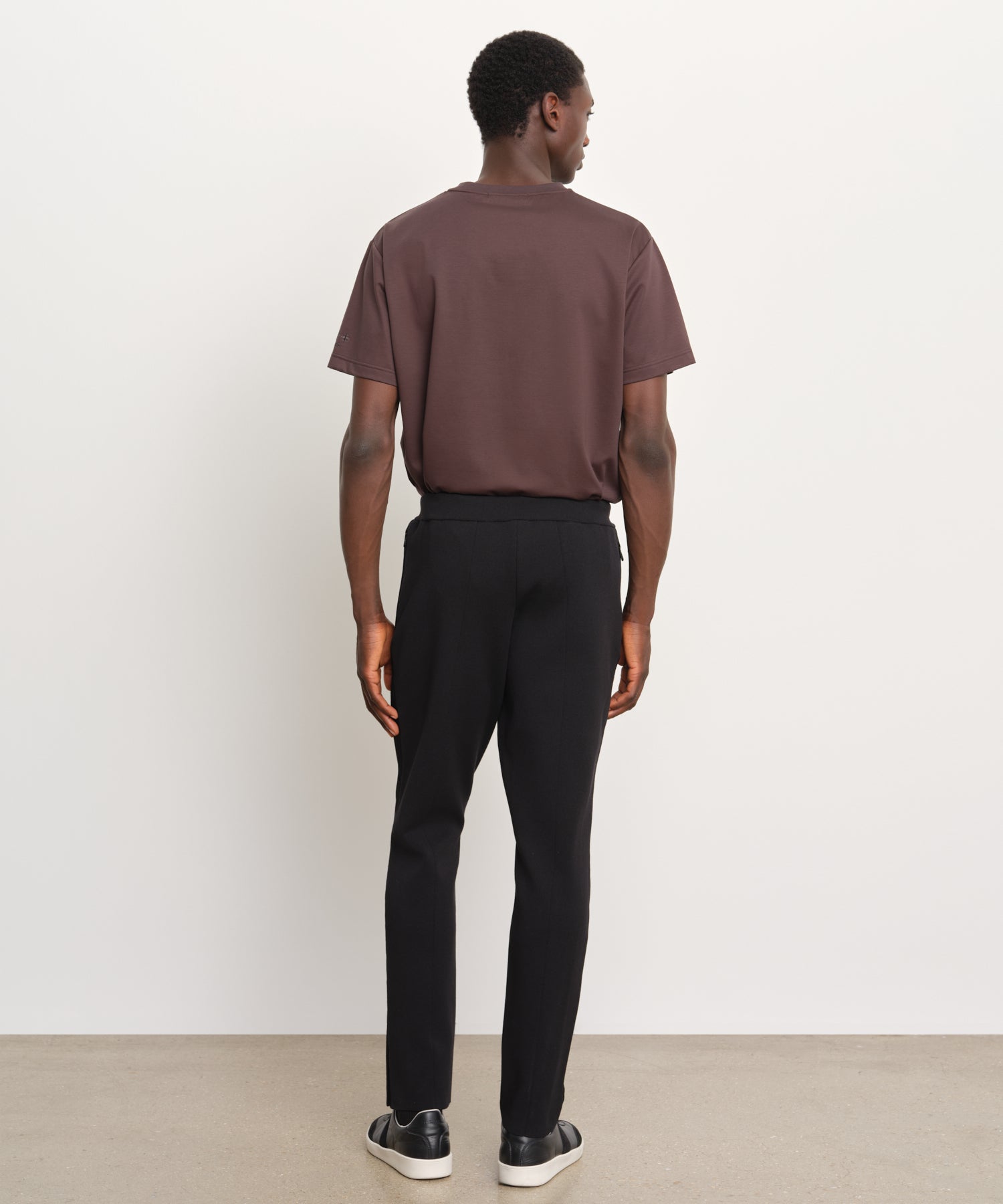 The model is 189 cm tall and is wearing a size 3 in BLACK.