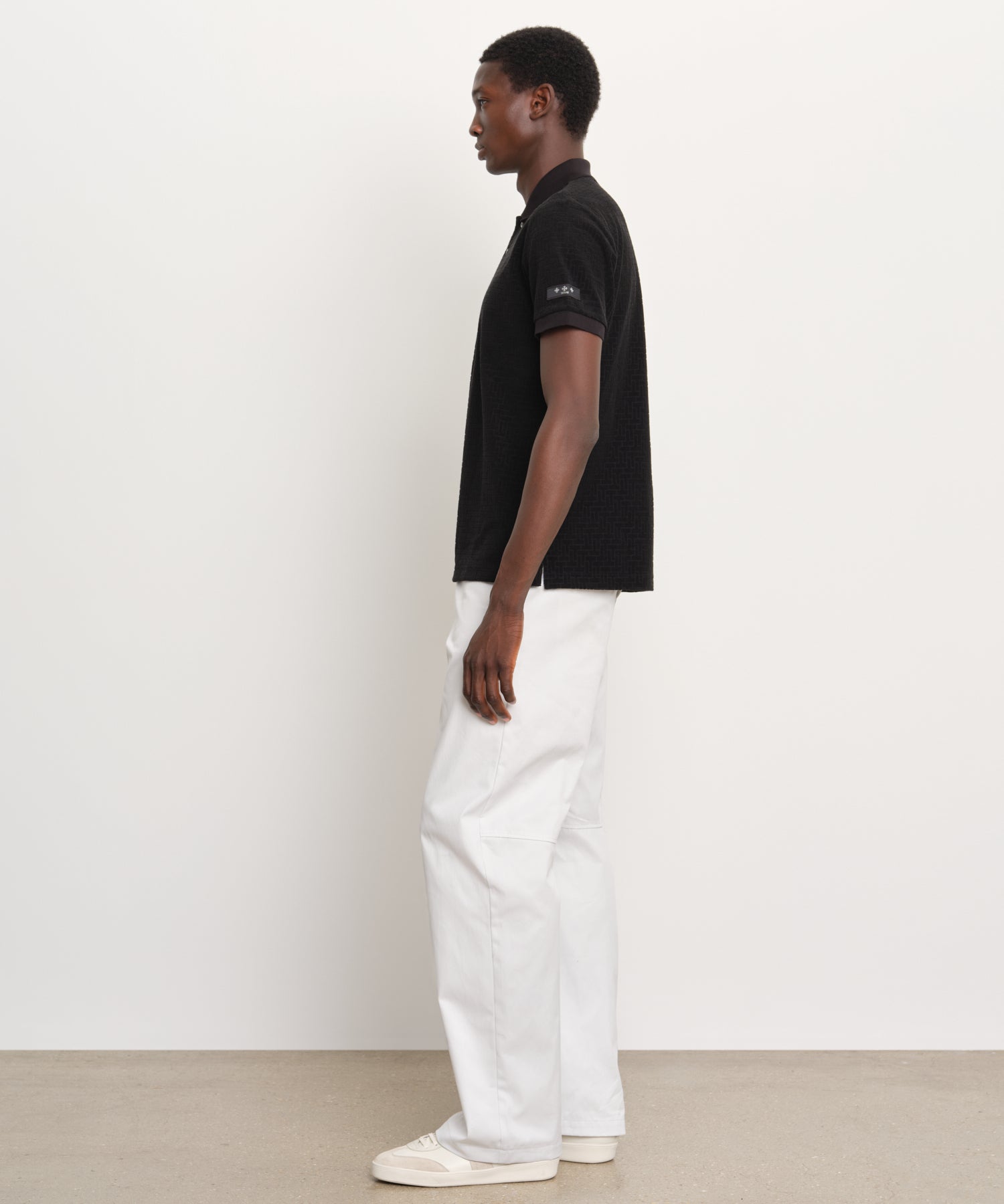 Il modello è alto 189 cm e indossa una taglia 3 in NERO.