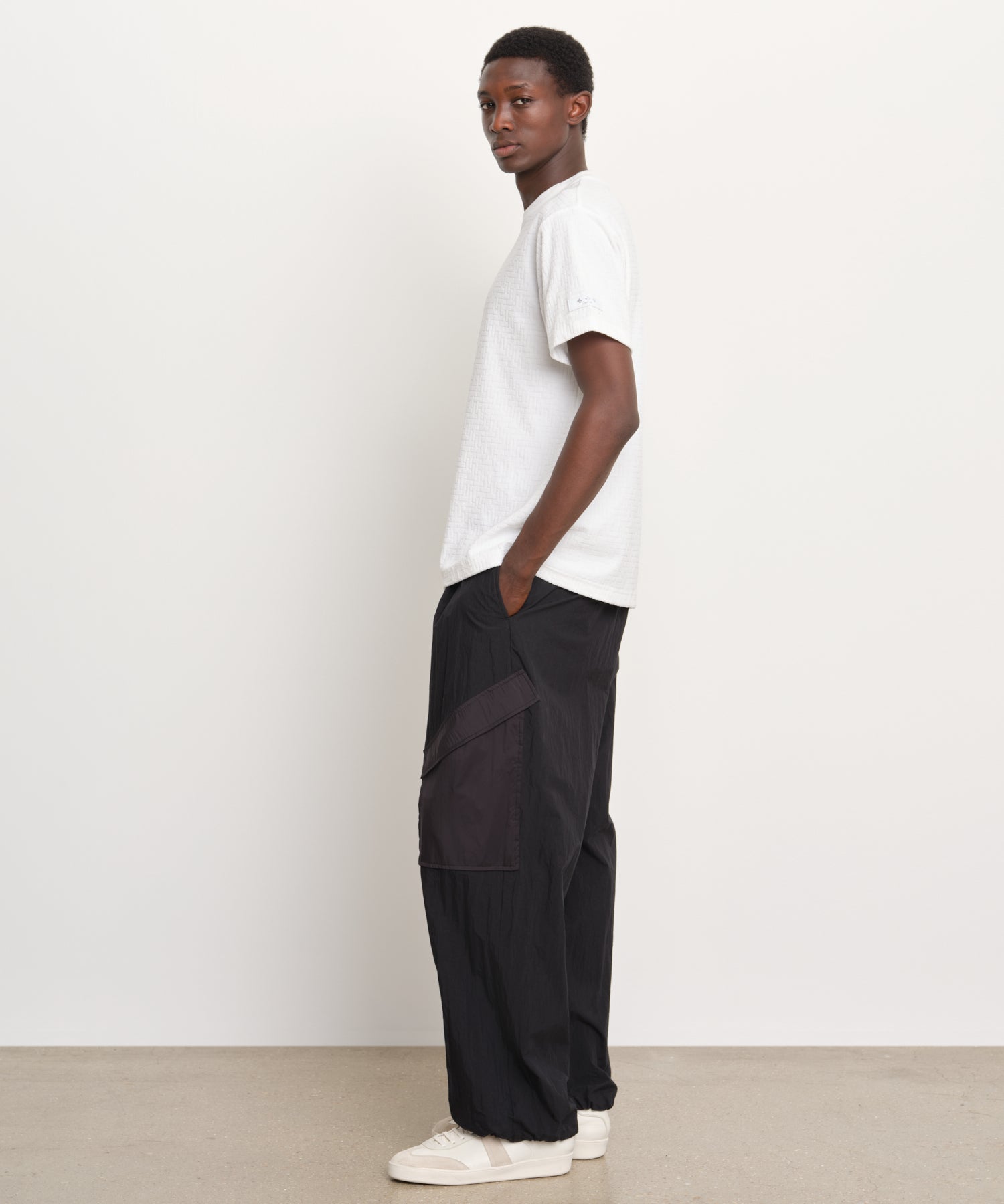 The model is 189 cm tall and is wearing a size 3 in WHITE.