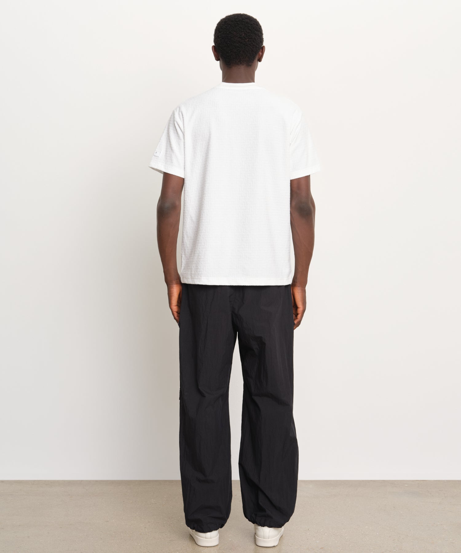 The model is 189 cm tall and is wearing a size 3 in WHITE.