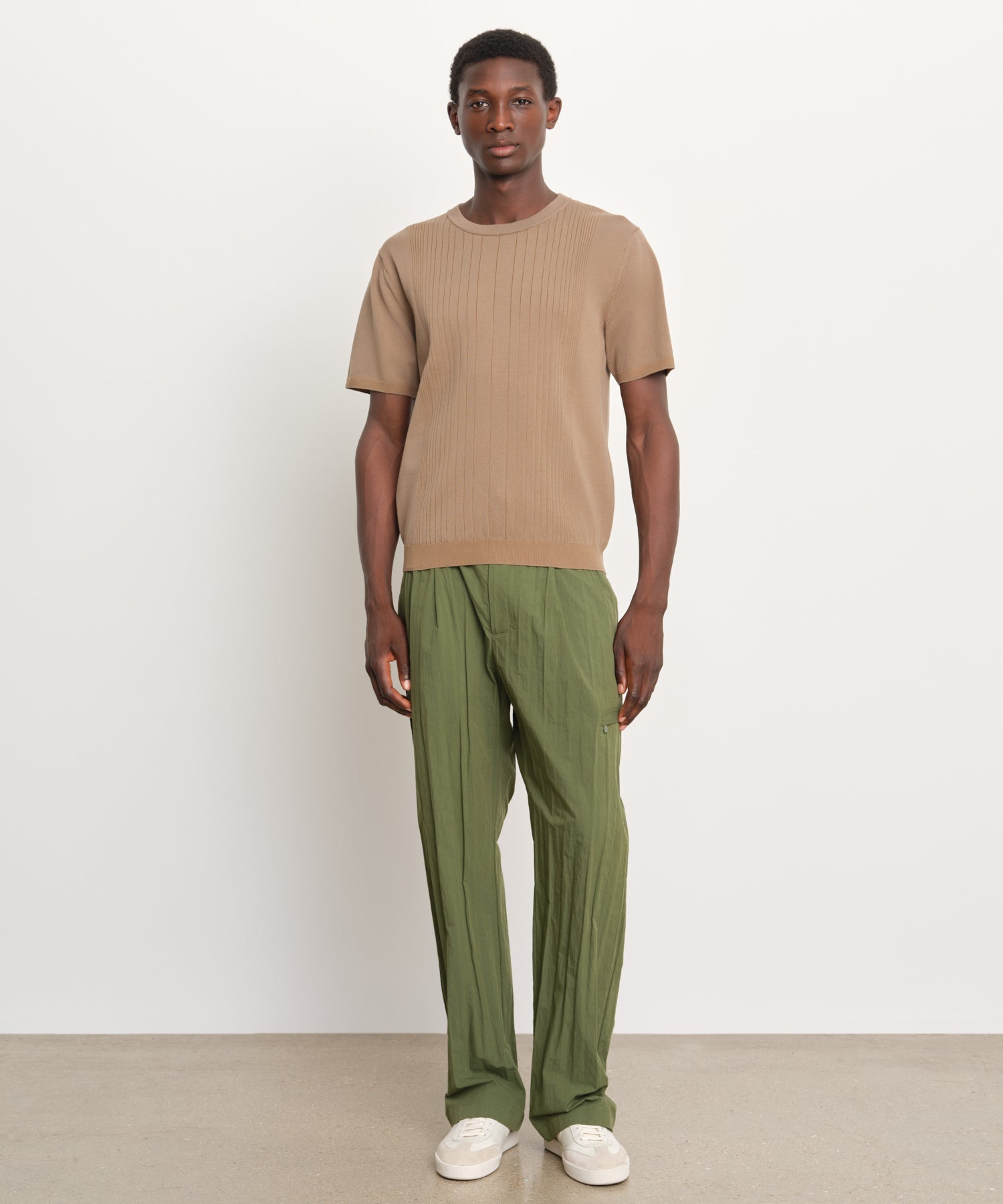 The model is 189 cm tall and is wearing a size 3 in BEIGE