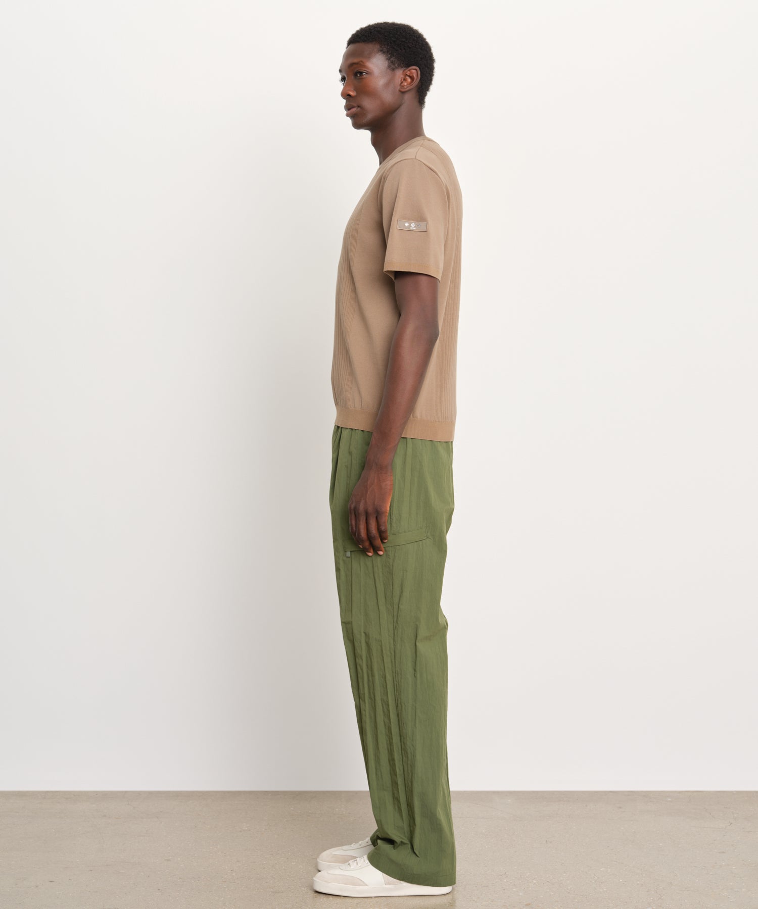 The model is 189 cm tall and is wearing a size 3 in BEIGE