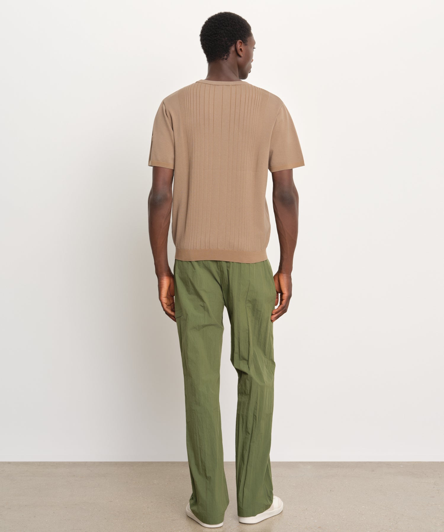 The model is 189 cm tall and is wearing a size 3 in BEIGE