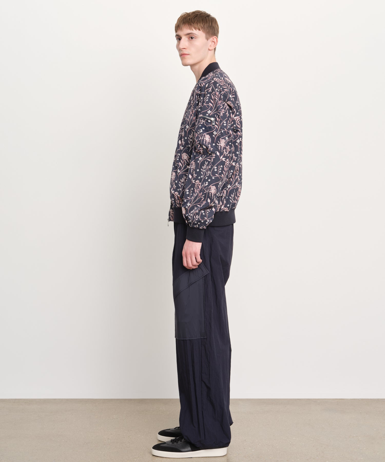 The model is 189 cm tall and is wearing a size 3 in Navy.