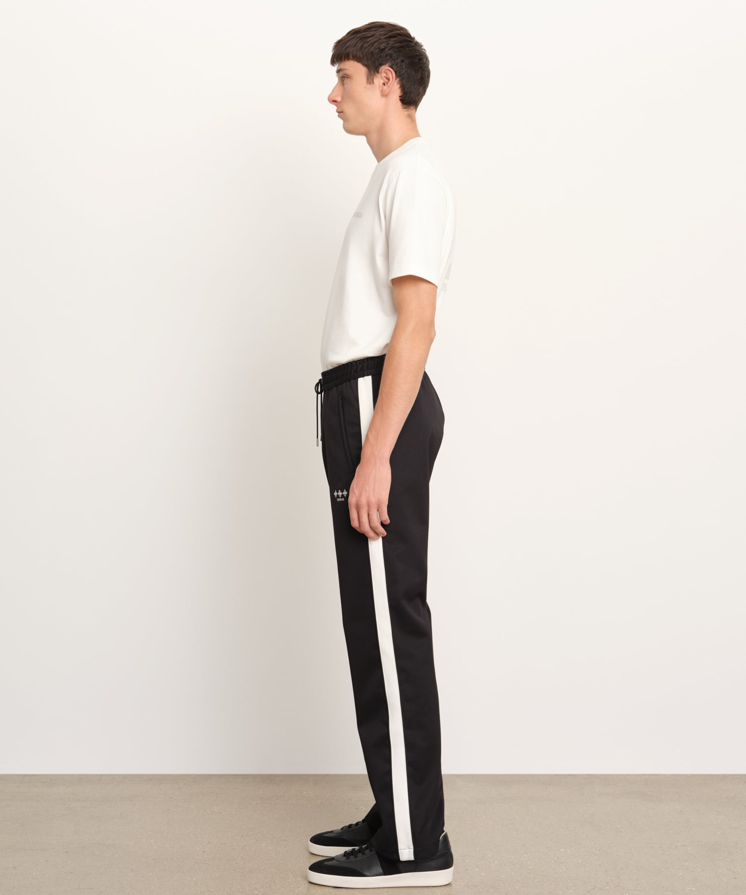 Il modello è alto 189 cm e indossa una taglia 3 in NERO.