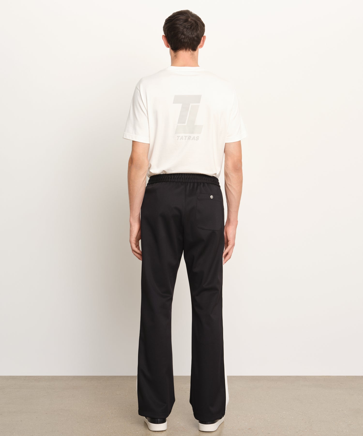 Il modello è alto 189 cm e indossa una taglia 3 in NERO.