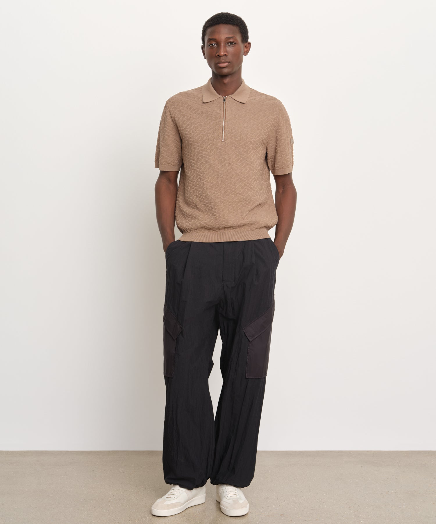 The model is 189 cm tall and is wearing a size 3 in BEIGE