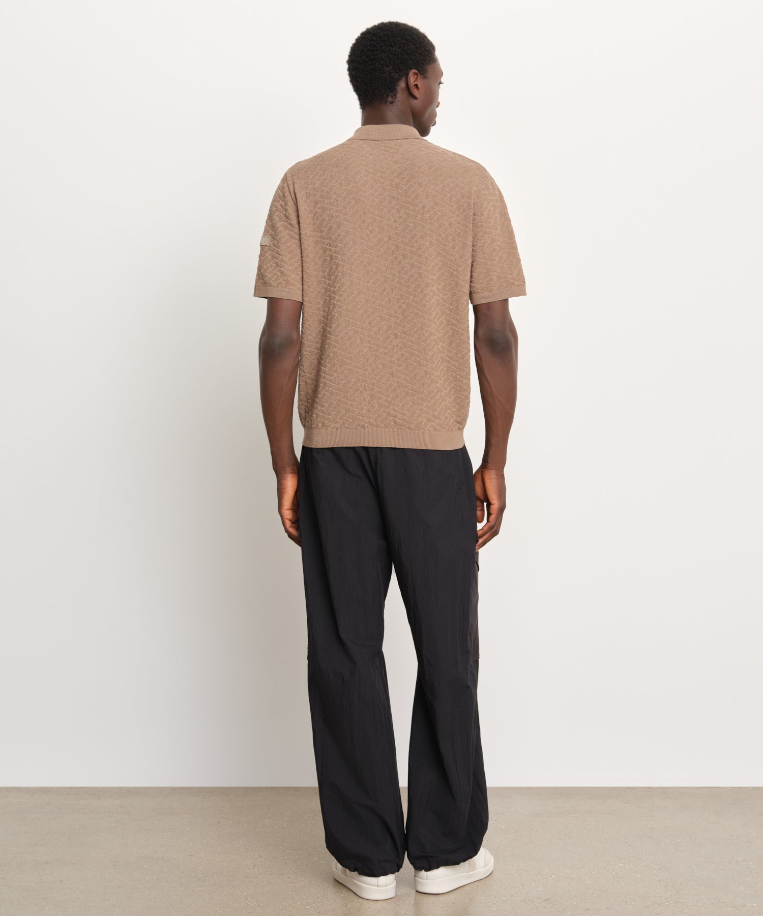 The model is 189 cm tall and is wearing a size 3 in BEIGE