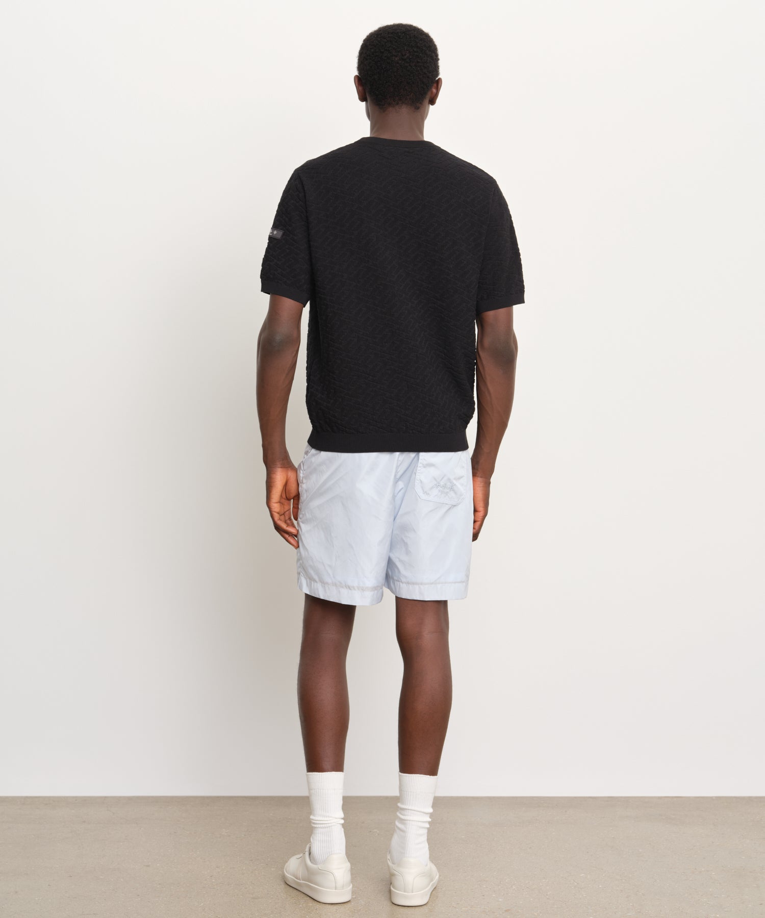 Il modello è alto 189 cm e indossa una taglia 3 in NERO.
