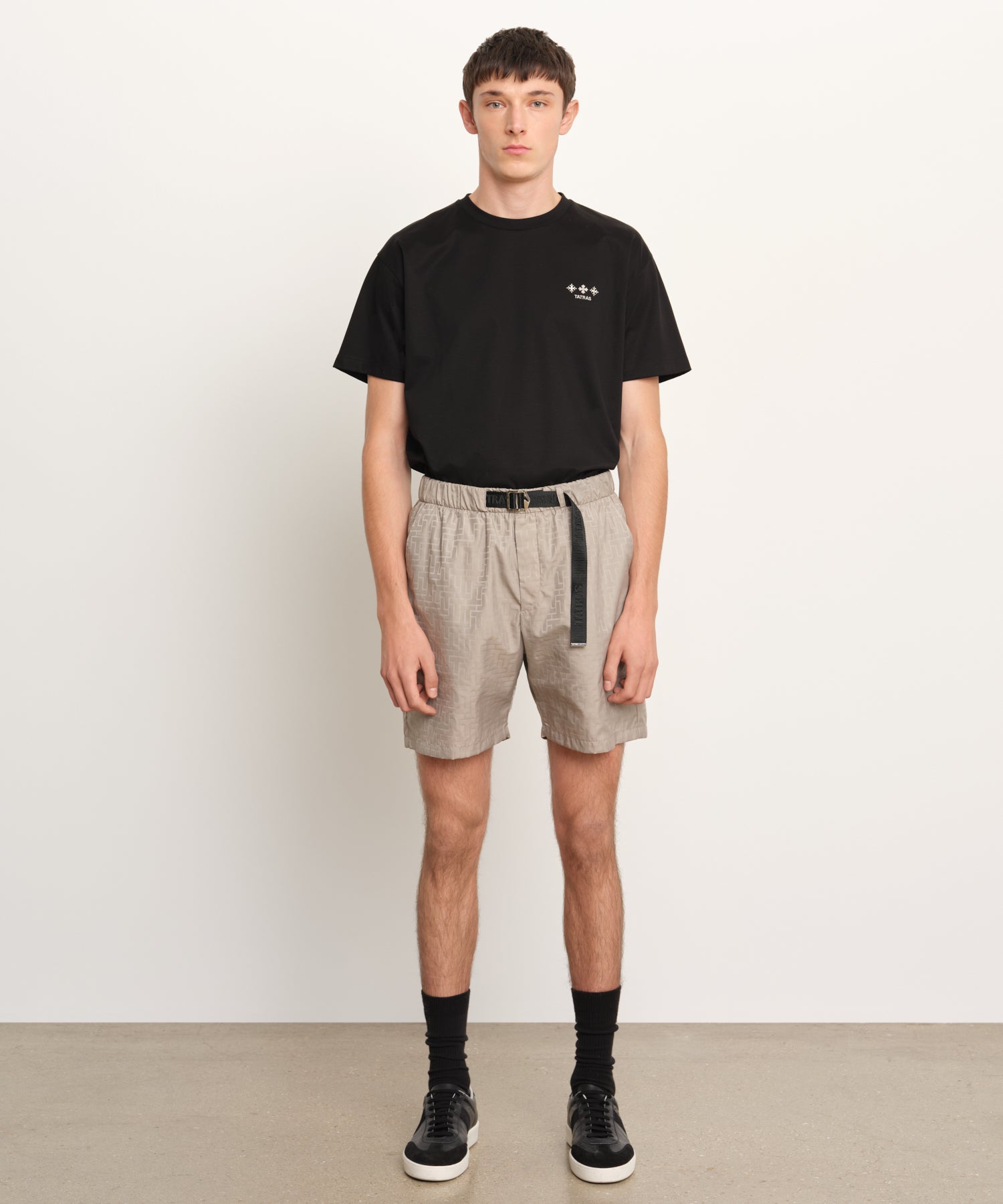 The model is 189 cm tall and is wearing a size 3 in GRAY.