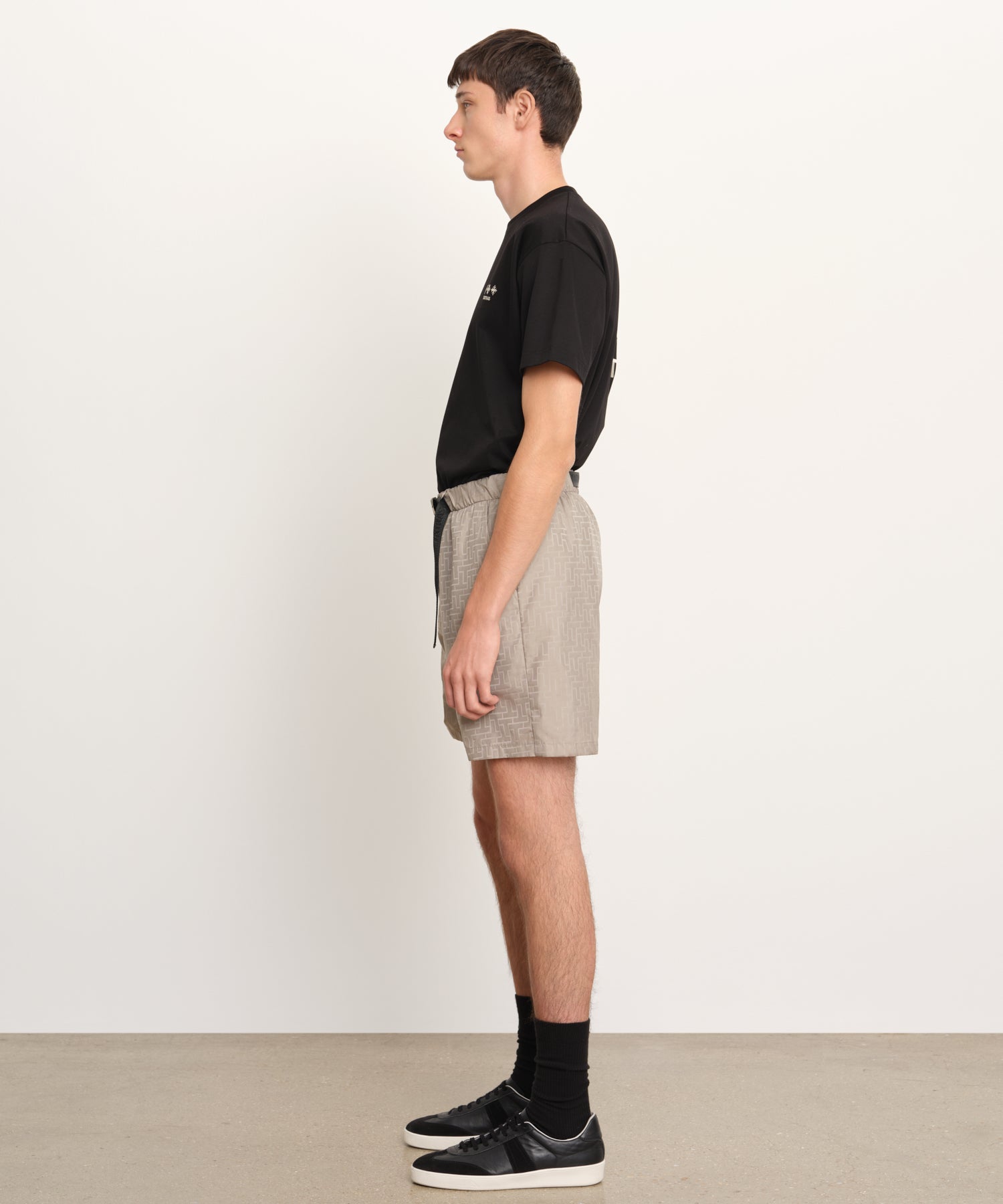 The model is 189 cm tall and is wearing a size 3 in GRAY.