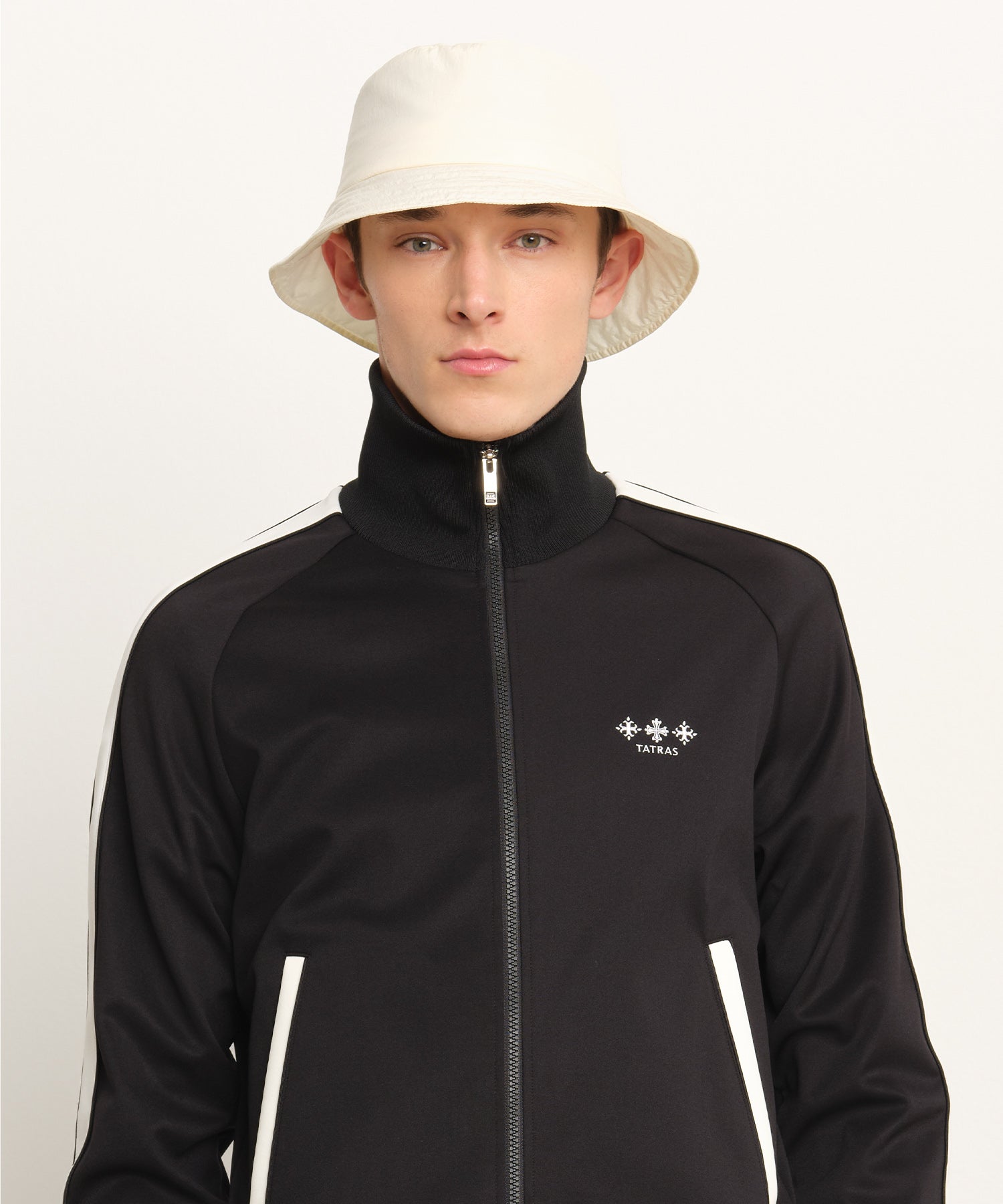 The model is 189 cm tall and is wearing a free size in IVORY.