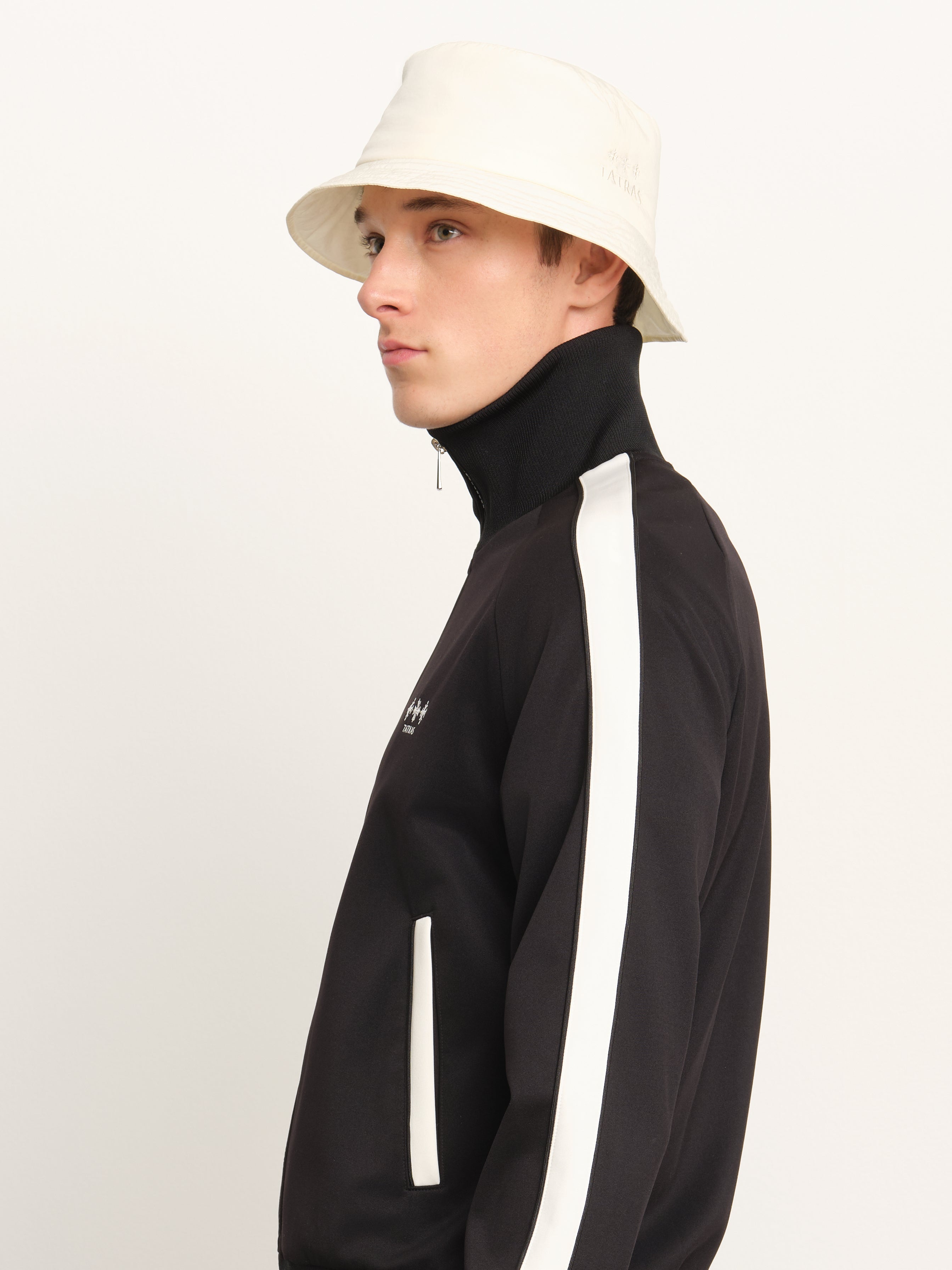 The model is 189 cm tall and is wearing a free size in IVORY.