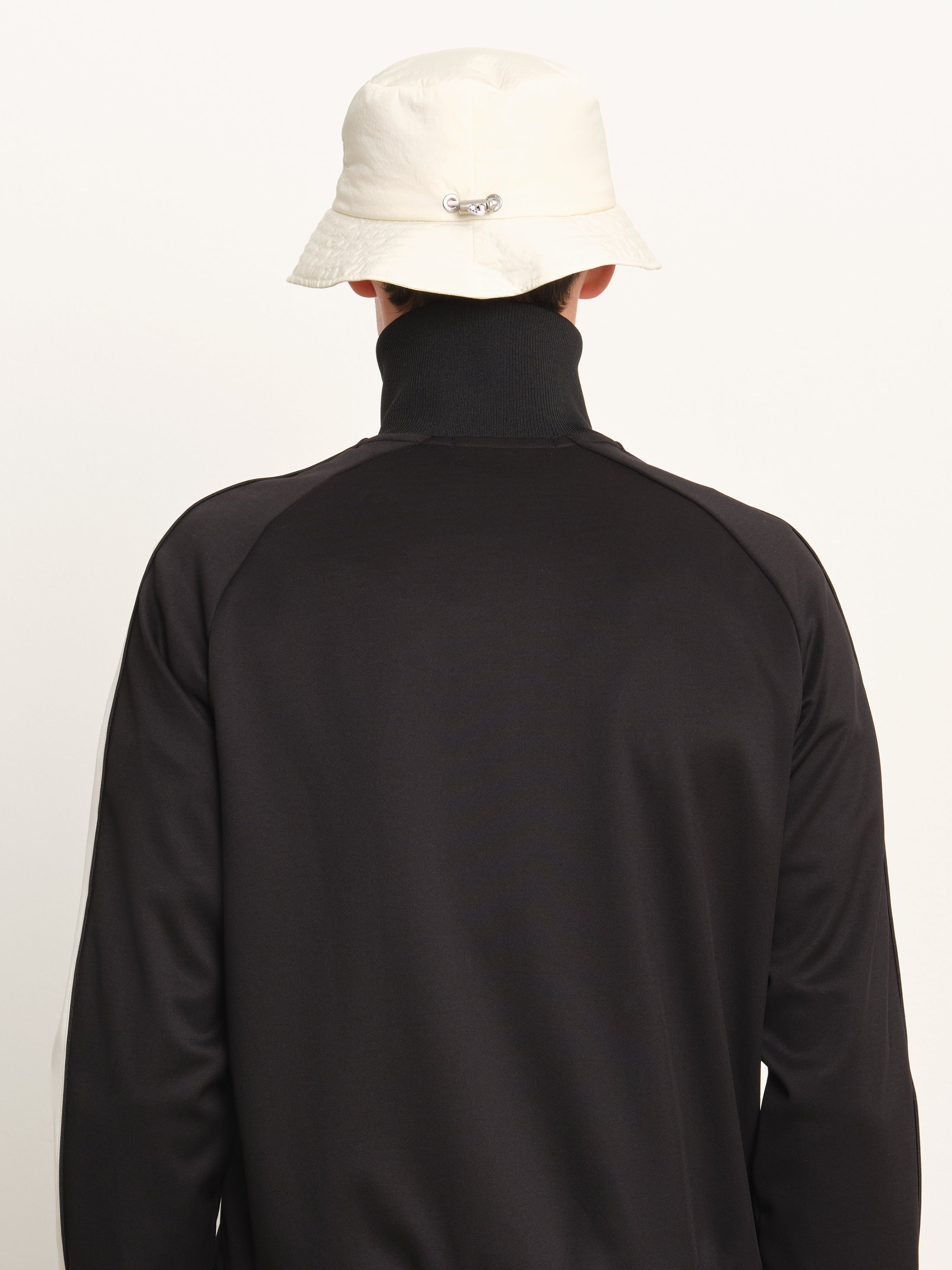 The model is 189 cm tall and is wearing a free size in IVORY.