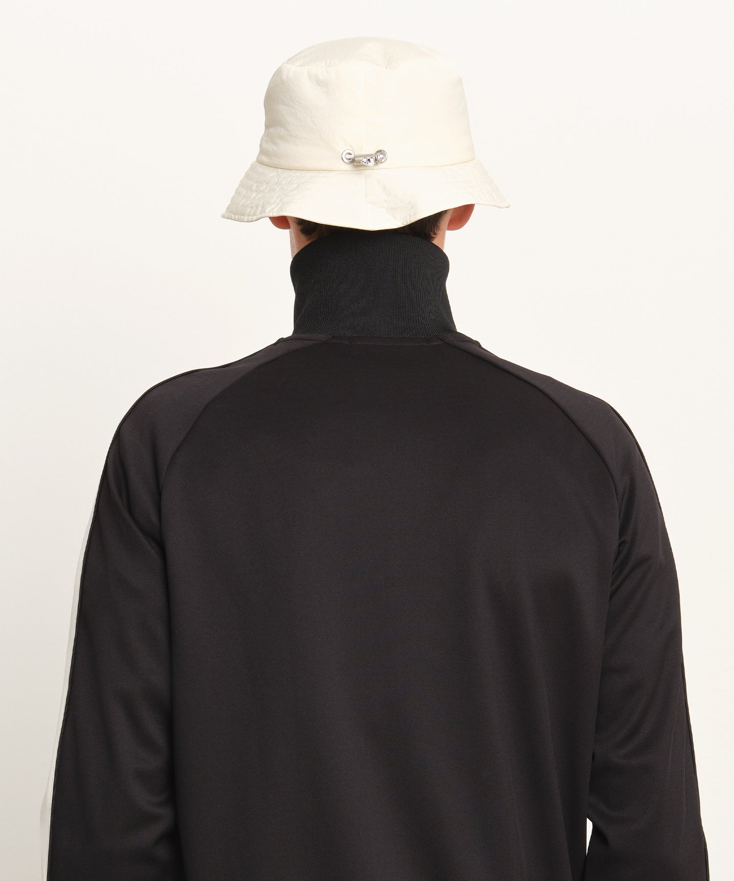 The model is 189 cm tall and is wearing a free size in IVORY.