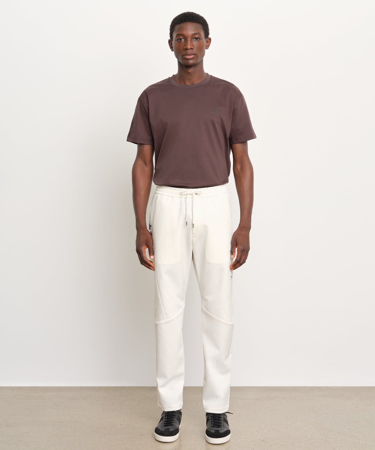 The model is 189 cm tall and is wearing a size 3 in IVORY.