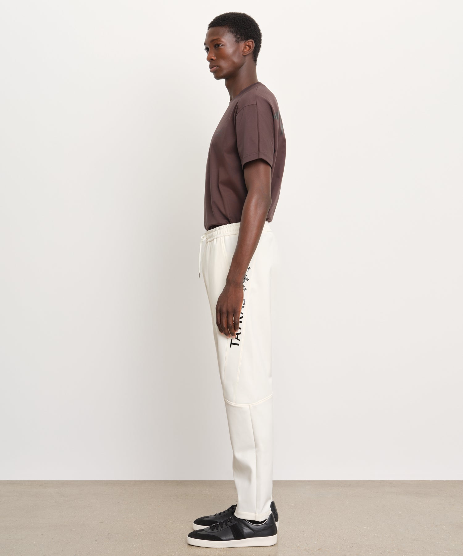 The model is 189 cm tall and is wearing a size 3 in IVORY.