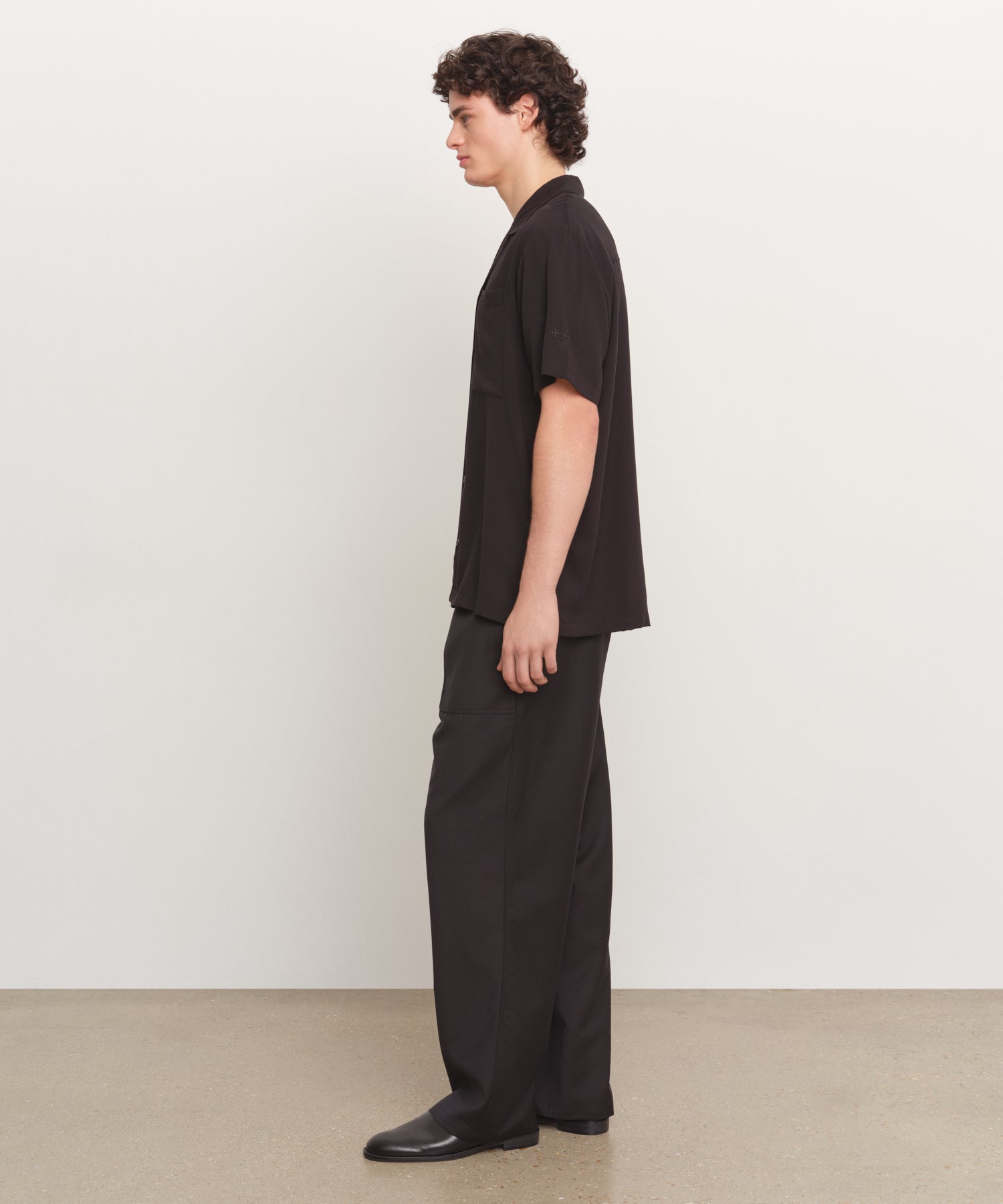 The model is 185 cm tall and is wearing a size 3 in BLACK.