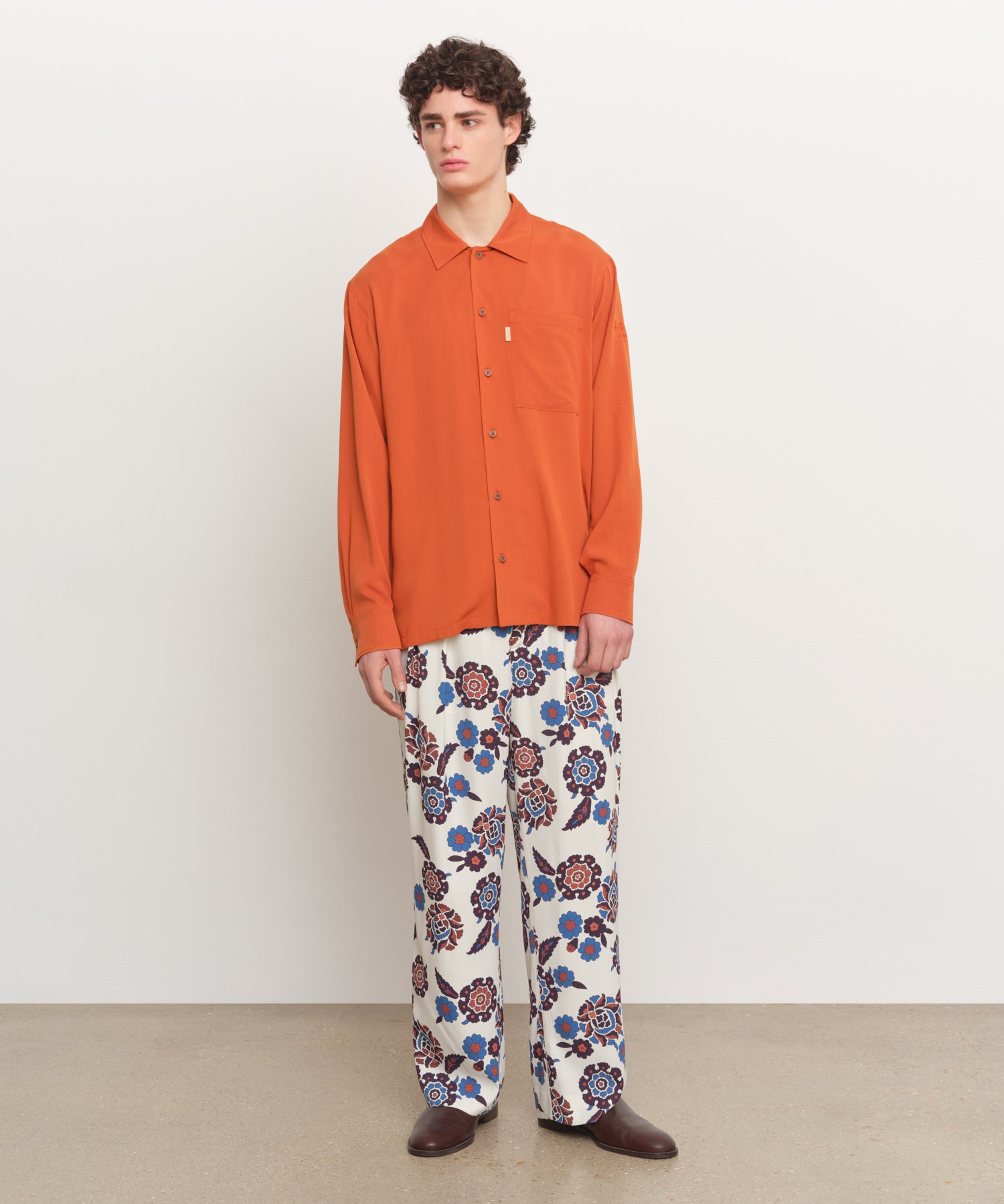 The model is 185 cm tall and is wearing a size 3 in ORANGE.