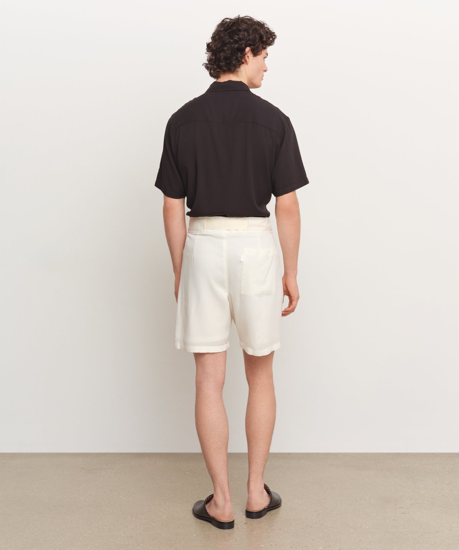The model is 185 cm tall and is wearing a size 3 in WHITE.