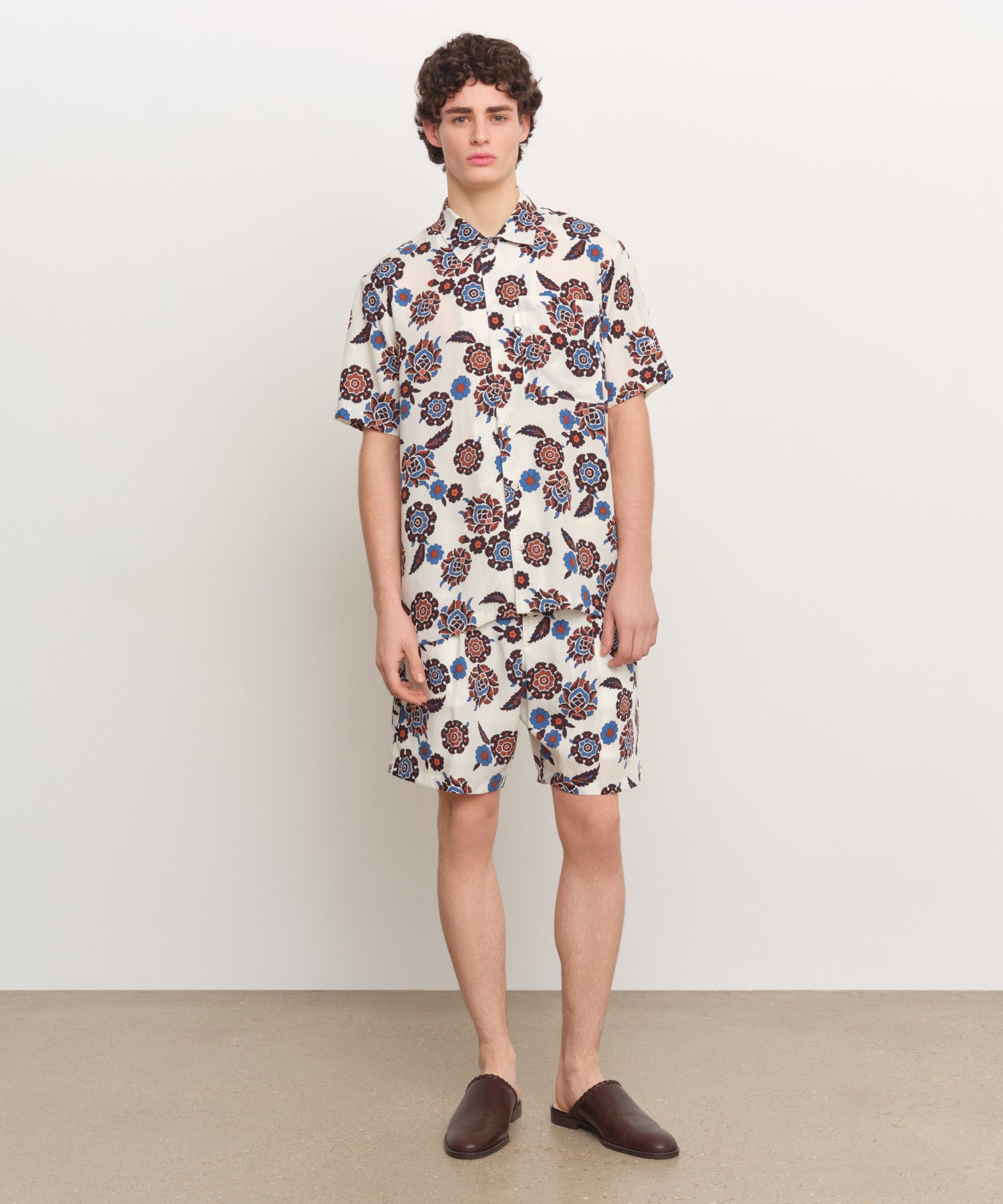 The model is 185 cm tall and is wearing a size 3 in IVORY.