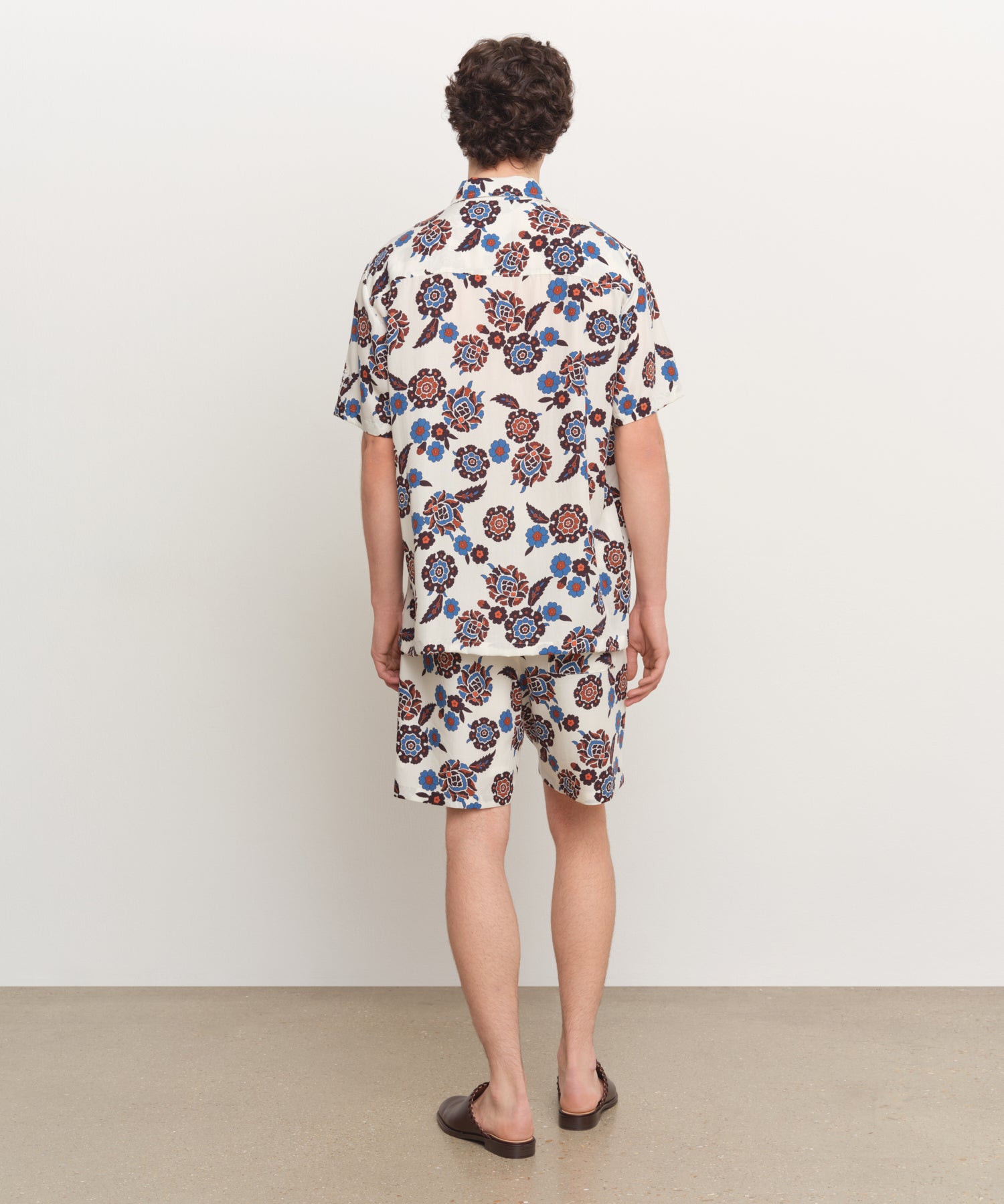 The model is 185 cm tall and is wearing a size 3 in IVORY.