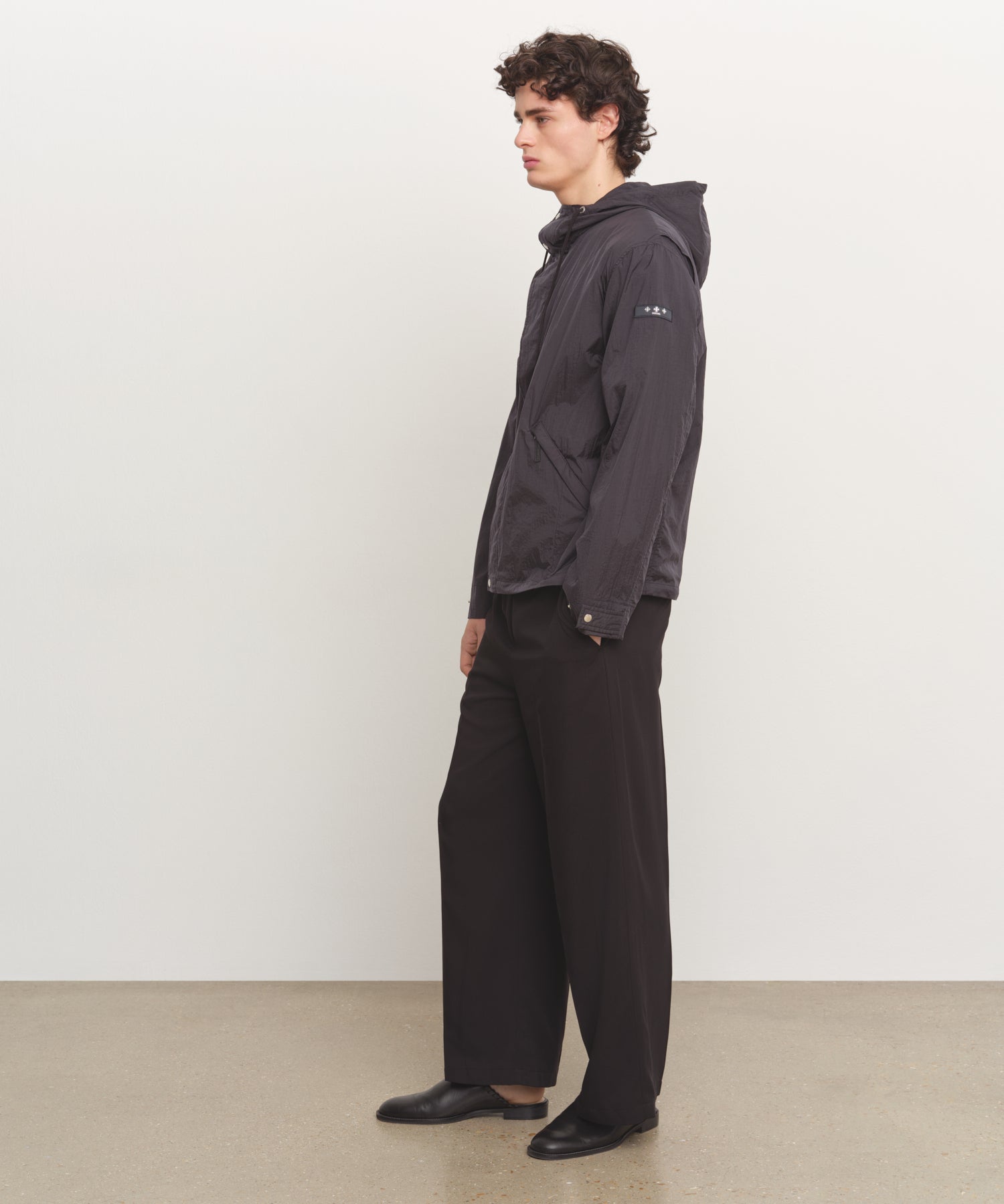 The model is 185 cm tall and is wearing a size 3 in BLACK.