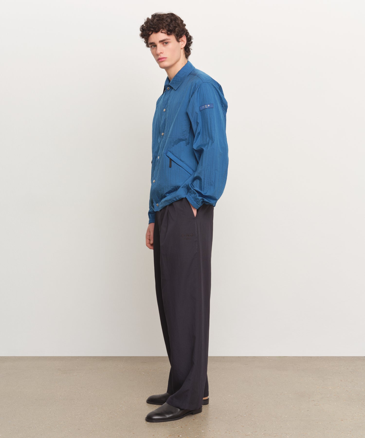 The model is 185 cm tall and is wearing a size 3 in BLUE.