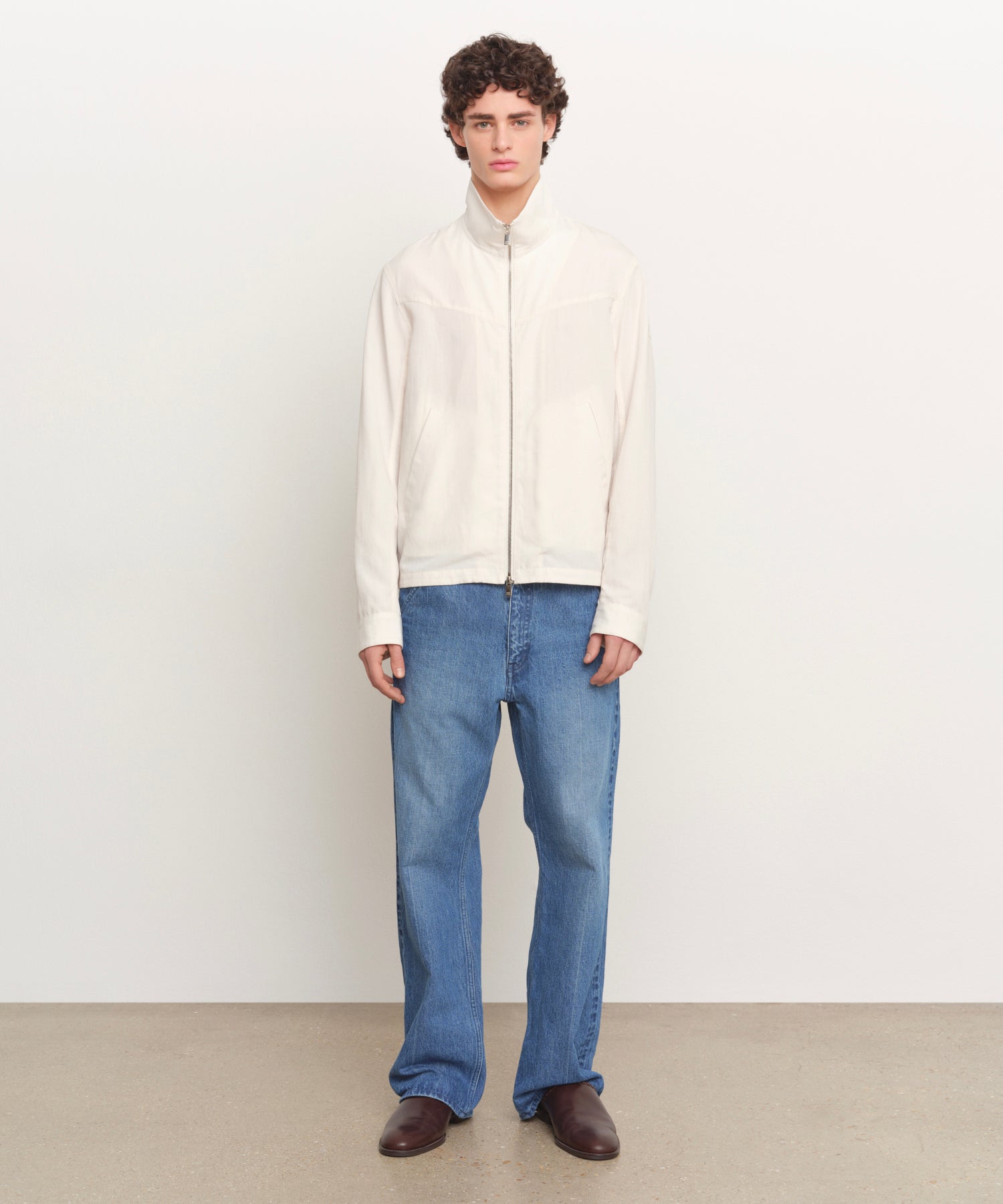 The model is 185 cm tall and is wearing a size 3 in IVORY.
