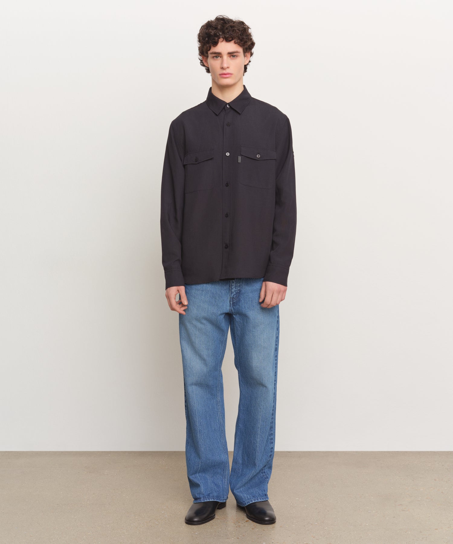 The model is 185 cm tall and is wearing a size 3 in BLACK.