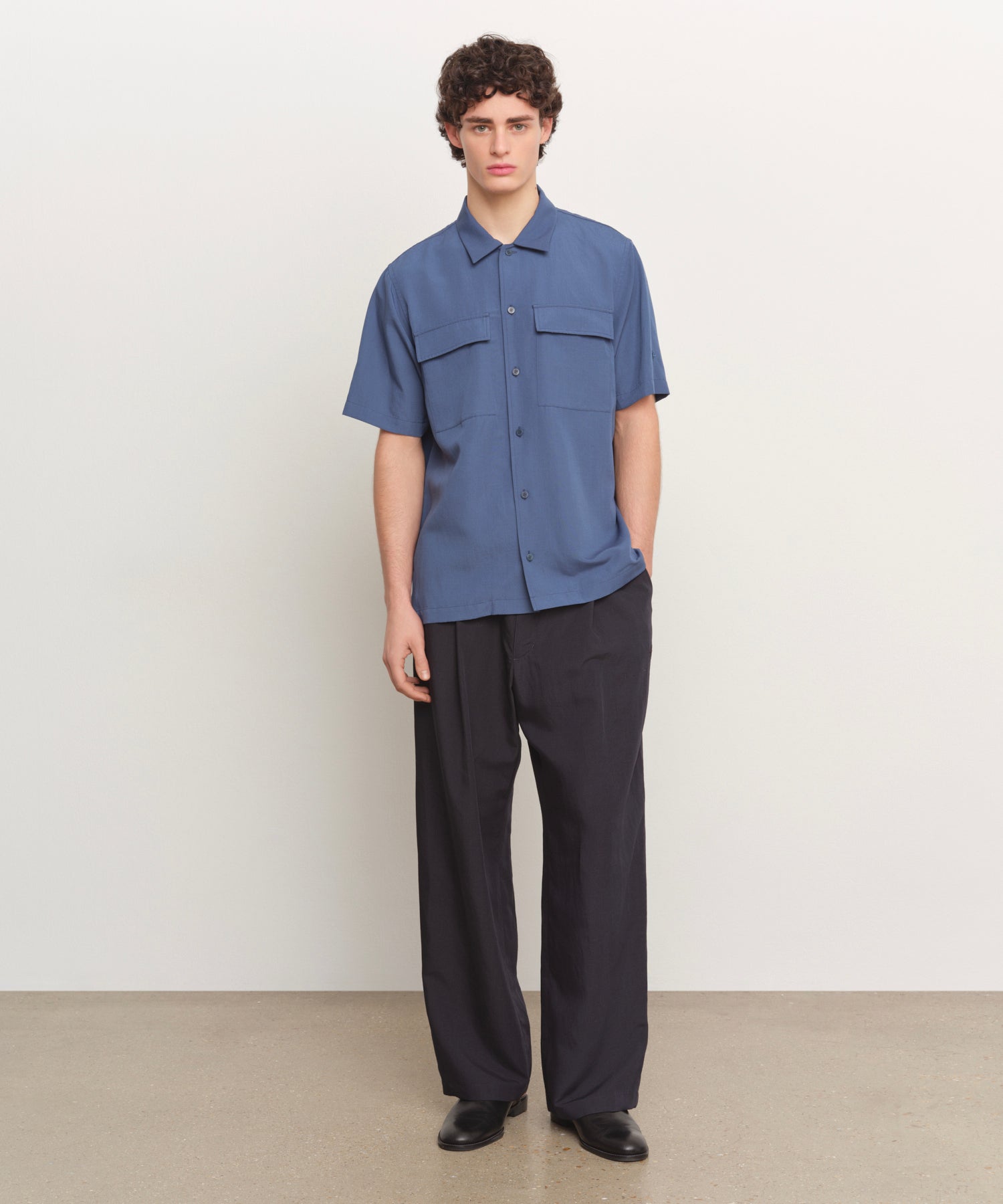 The model is 185 cm tall and is wearing a size 3 in BLUE.