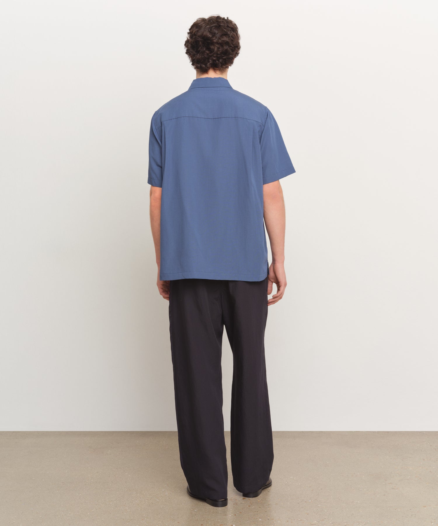 The model is 185 cm tall and is wearing a size 3 in BLUE.