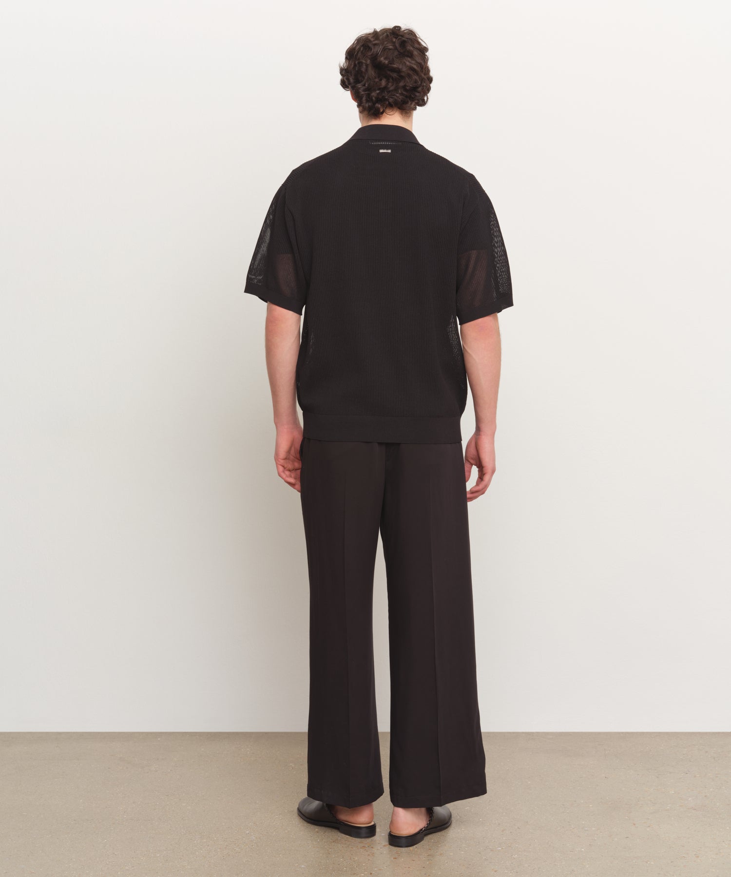 The model is 185 cm tall and is wearing a size 3 in BLACK.