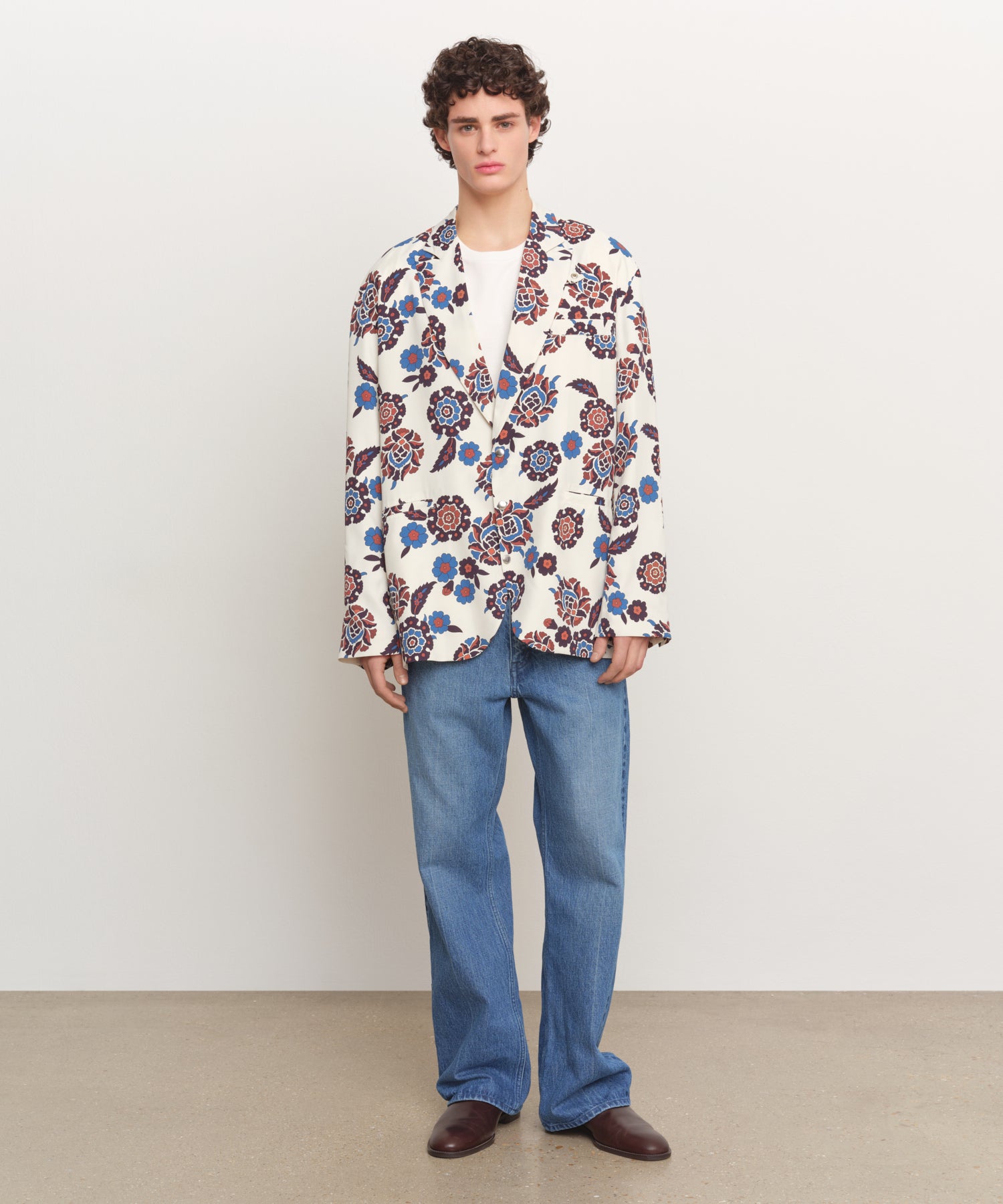 The model is 185 cm tall and is wearing a size 3 in IVORY.
