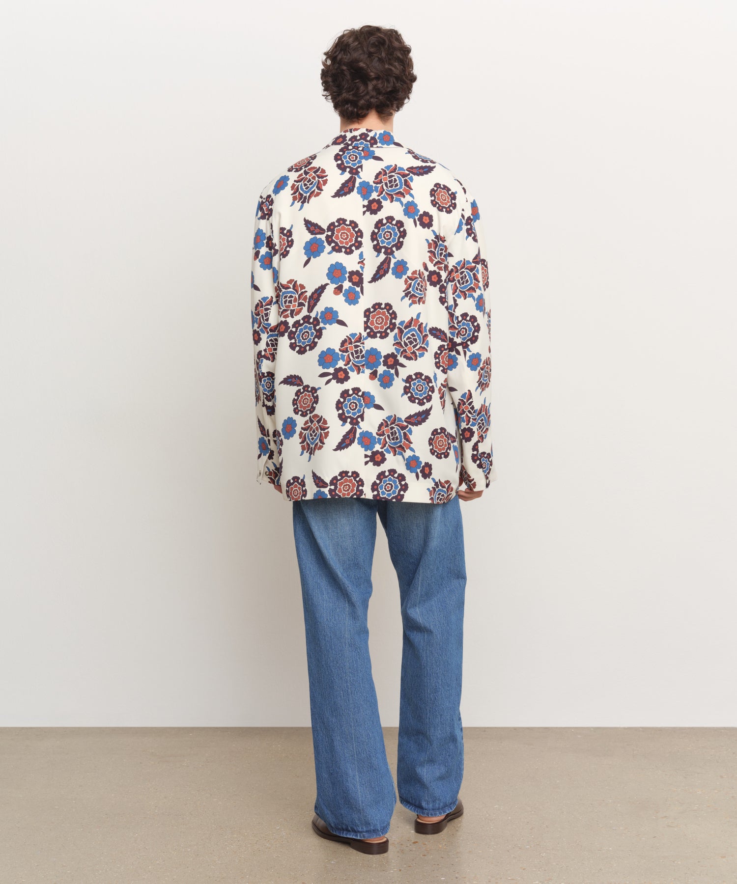 The model is 185 cm tall and is wearing a size 3 in IVORY.