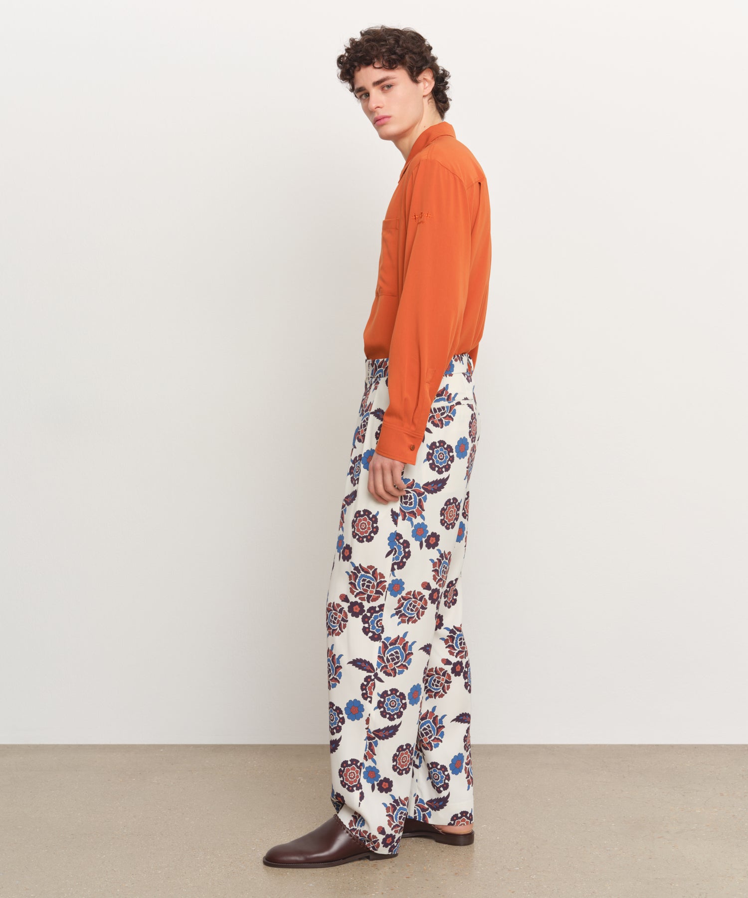 The model is 185 cm tall and is wearing a size 3 in IVORY.