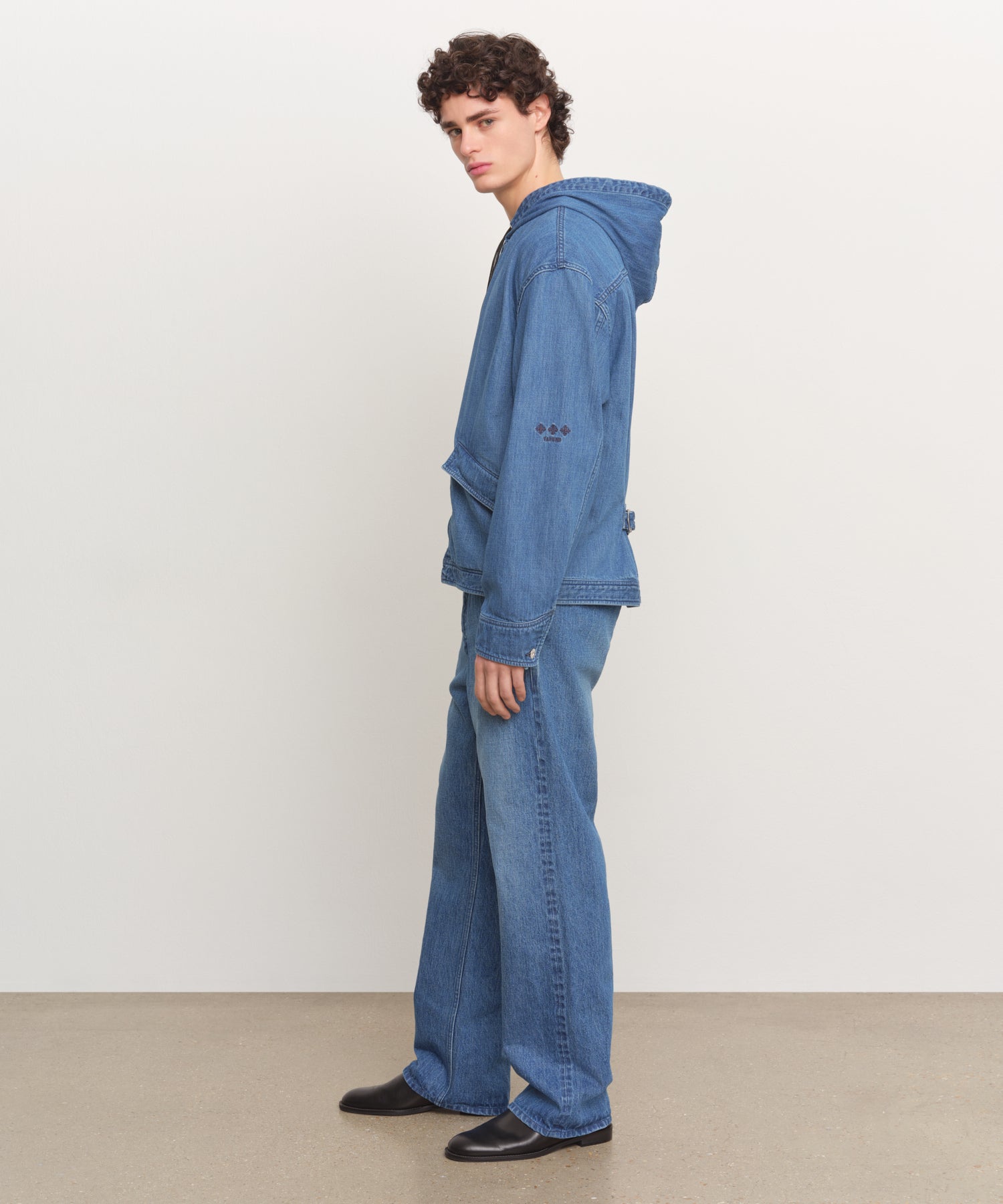 The model is 185 cm tall and is wearing a size 3 in BLUE.