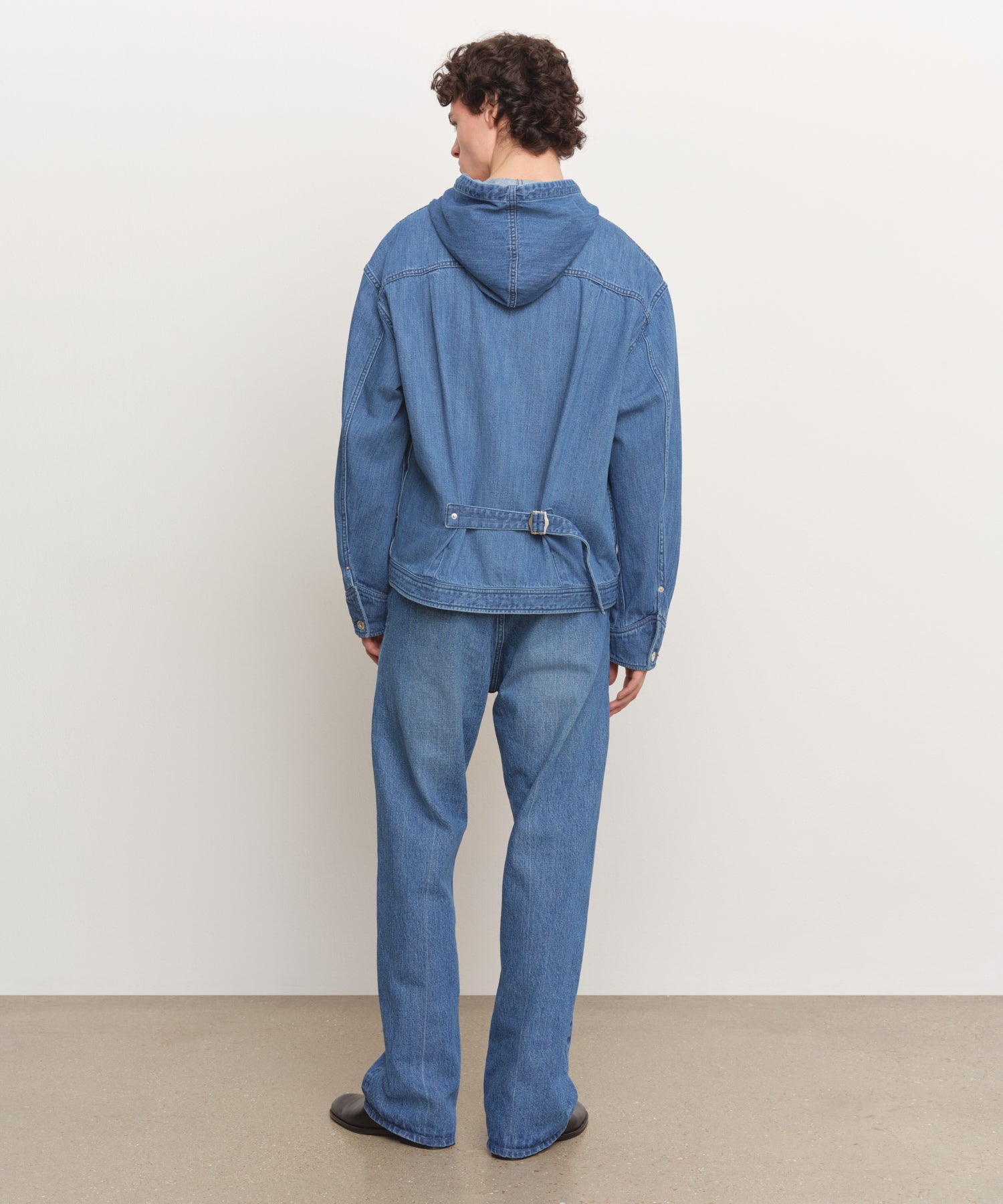 The model is 185 cm tall and is wearing a size 3 in BLUE.