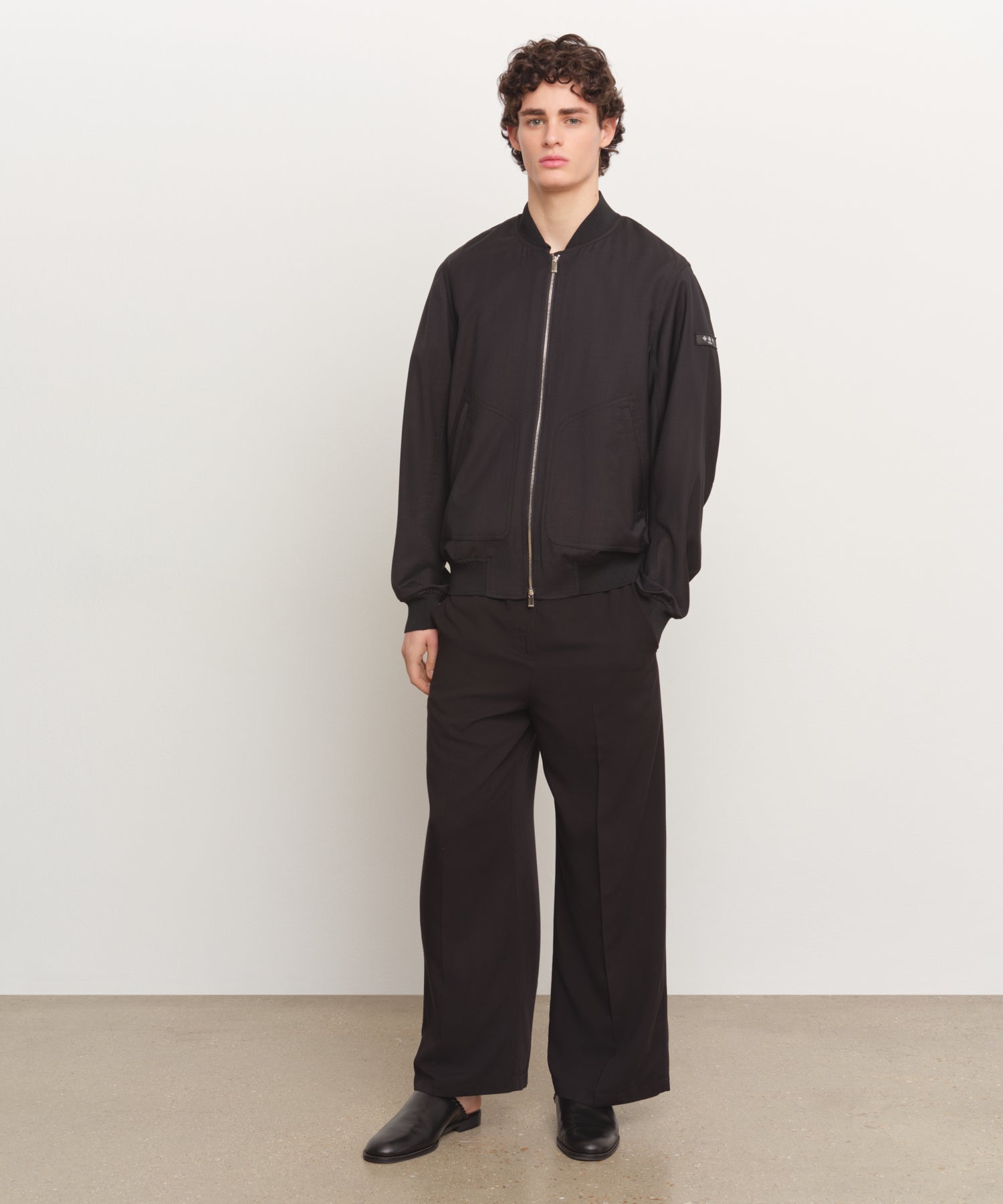 The model is 185 cm tall and is wearing a size 3 in BLACK.