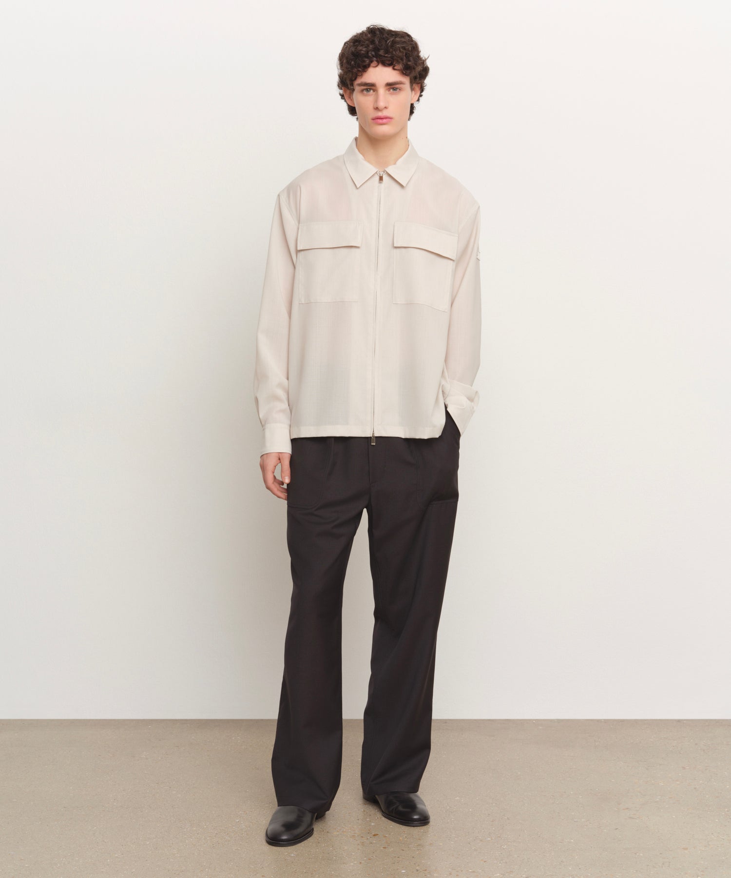 The model is 185 cm tall and is wearing a size 3 in IVORY.