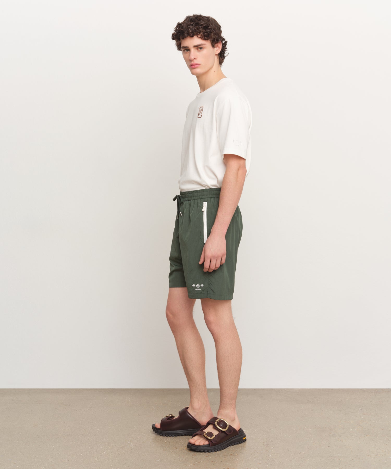 Il modello è alto 185 cm e indossa una taglia 3 in VERDE.
