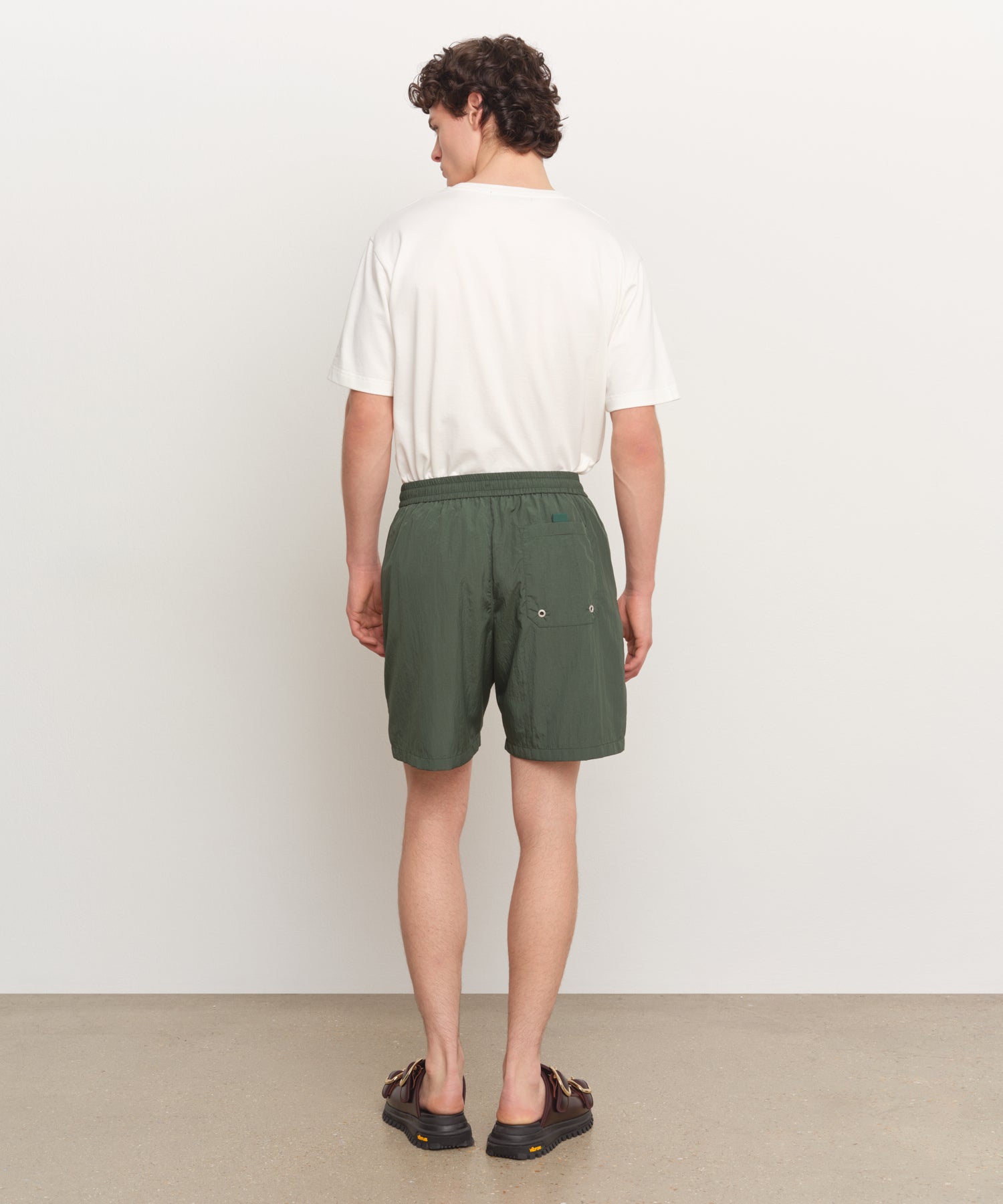Il modello è alto 185 cm e indossa una taglia 3 in VERDE.
